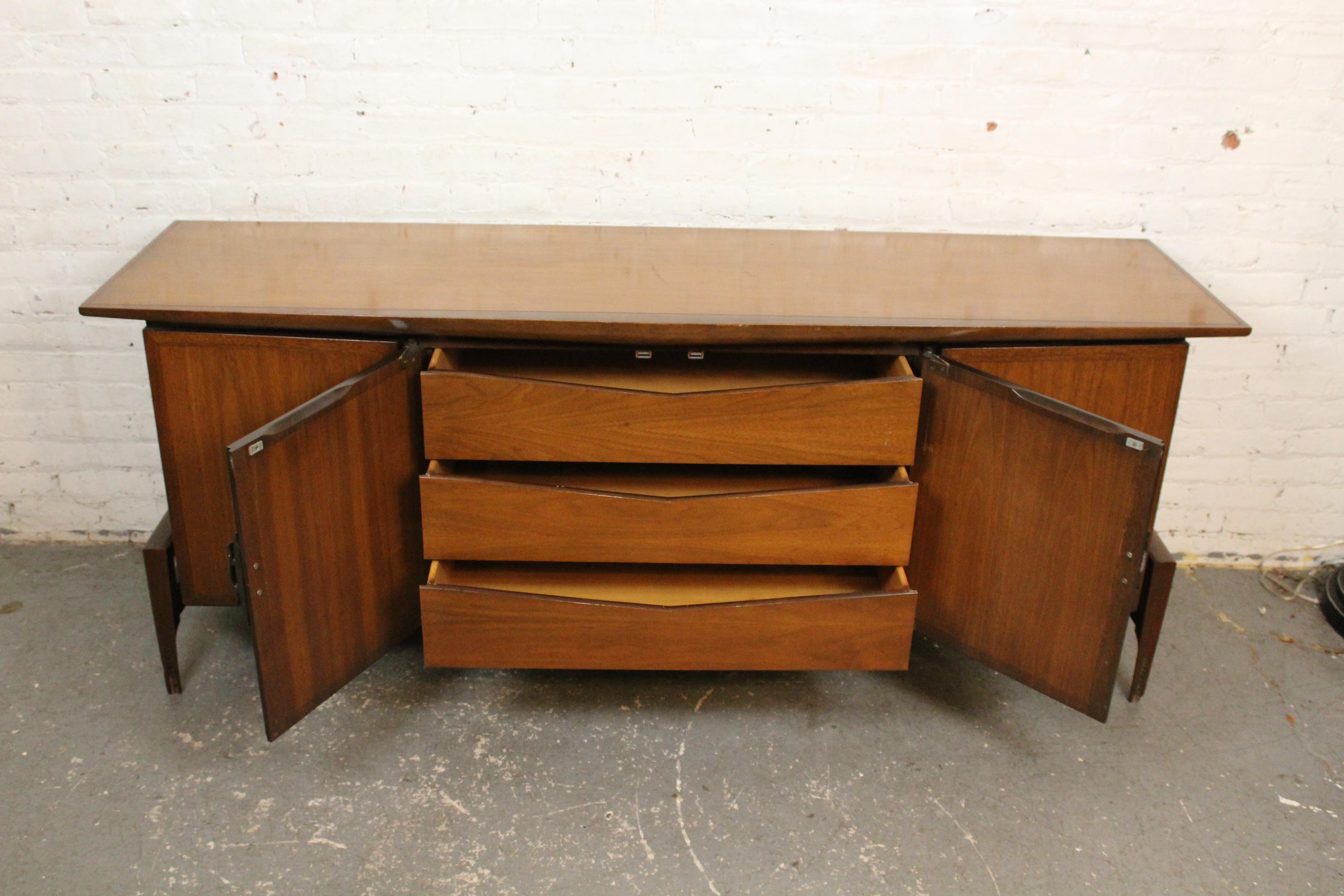 Credenza scultorea in noce e bronzo di Helen Hobey Baker Inc. In condizioni buone in vendita a Brooklyn, NY
