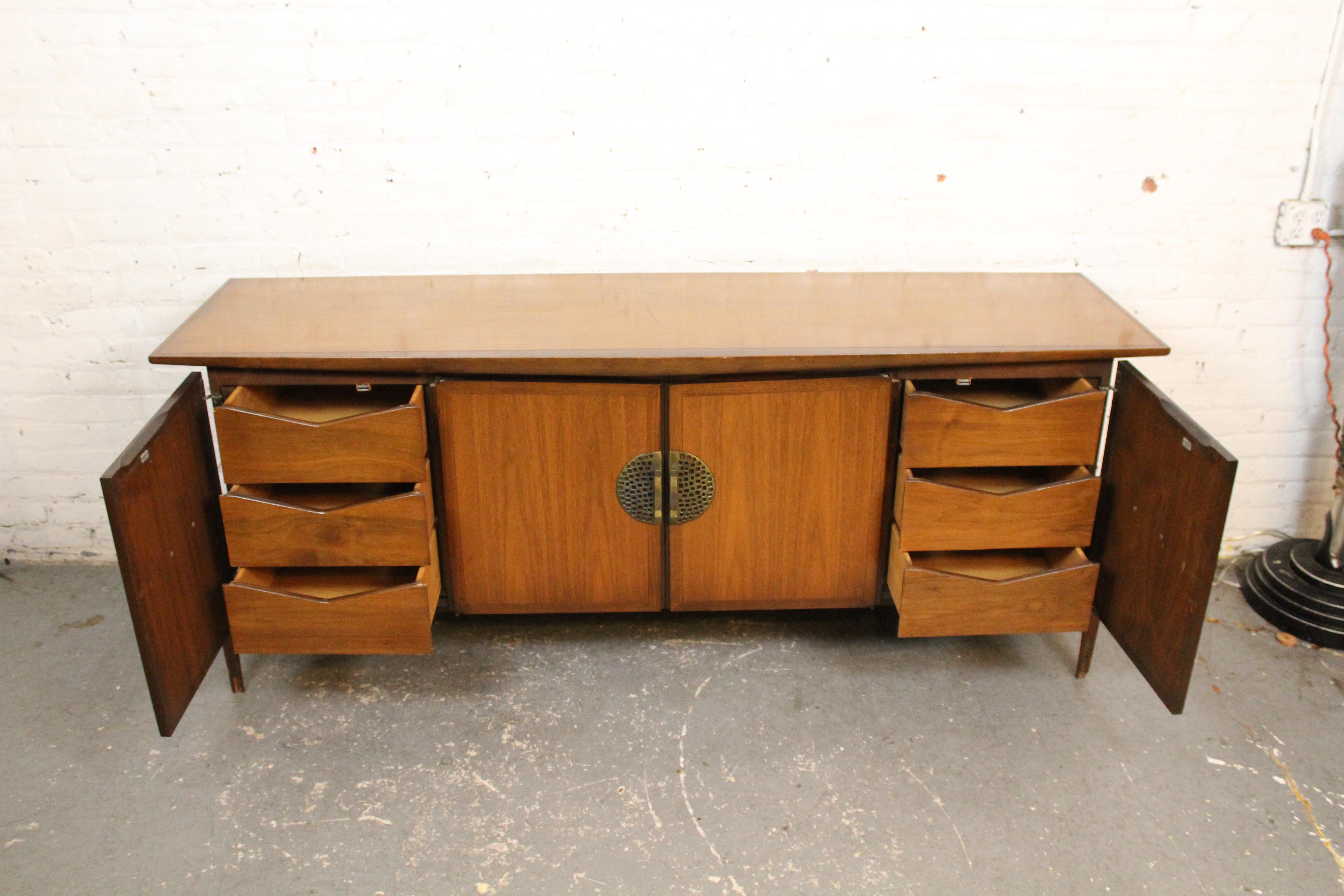 XX secolo Credenza scultorea in noce e bronzo di Helen Hobey Baker Inc. in vendita