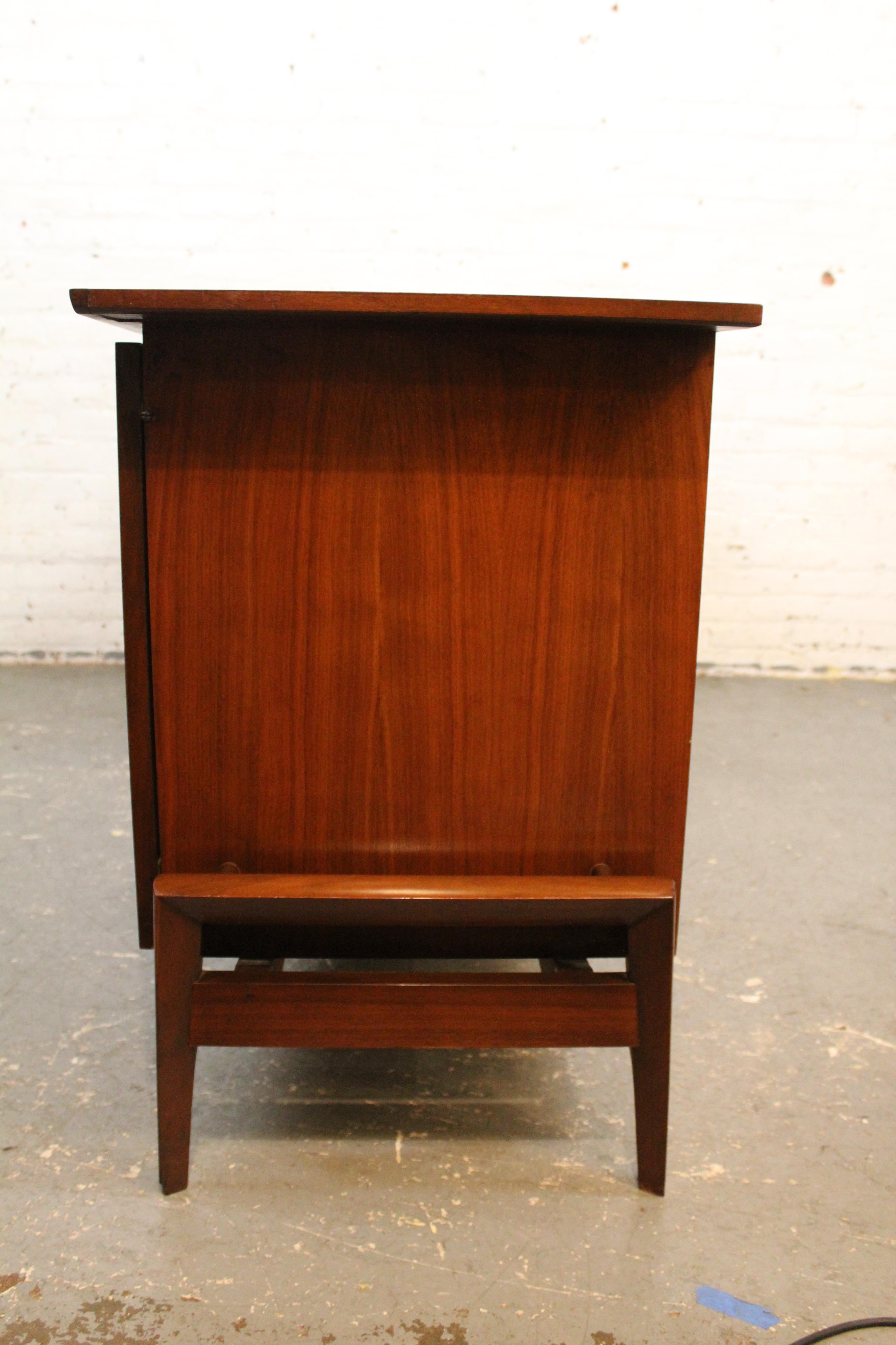 Credenza scultorea in noce e bronzo di Helen Hobey Baker Inc. in vendita 1