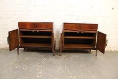 Comodini scultorei in noce e bronzo di Helen Hobey Baker Inc.