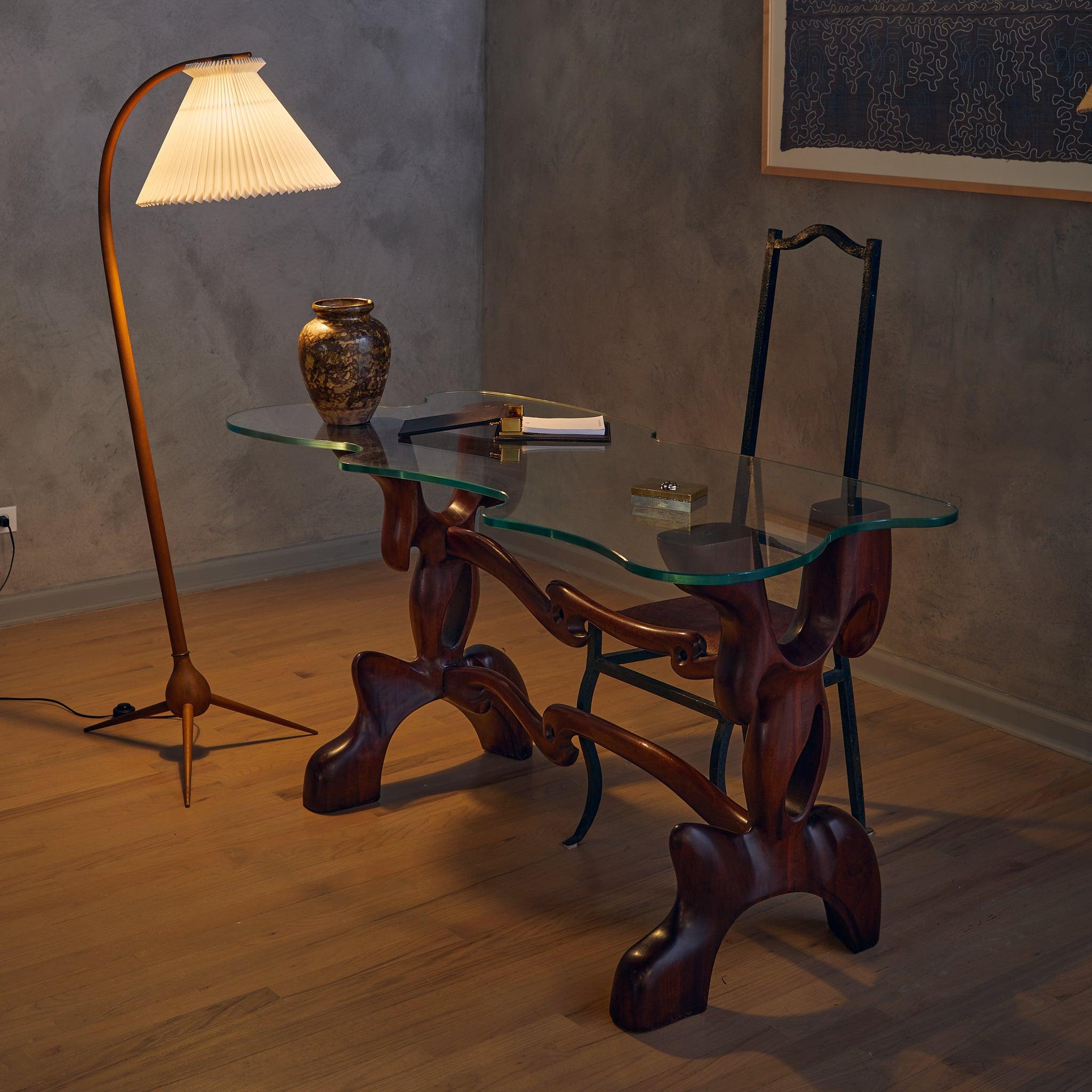 Una consolle rara ed eccezionale, disegnata da Paul László negli anni '50. Realizzata in legno di noce con una ricca venatura, la base scultorea mostra il caratteristico mix di forme organiche e precisione artigianale di László. La struttura