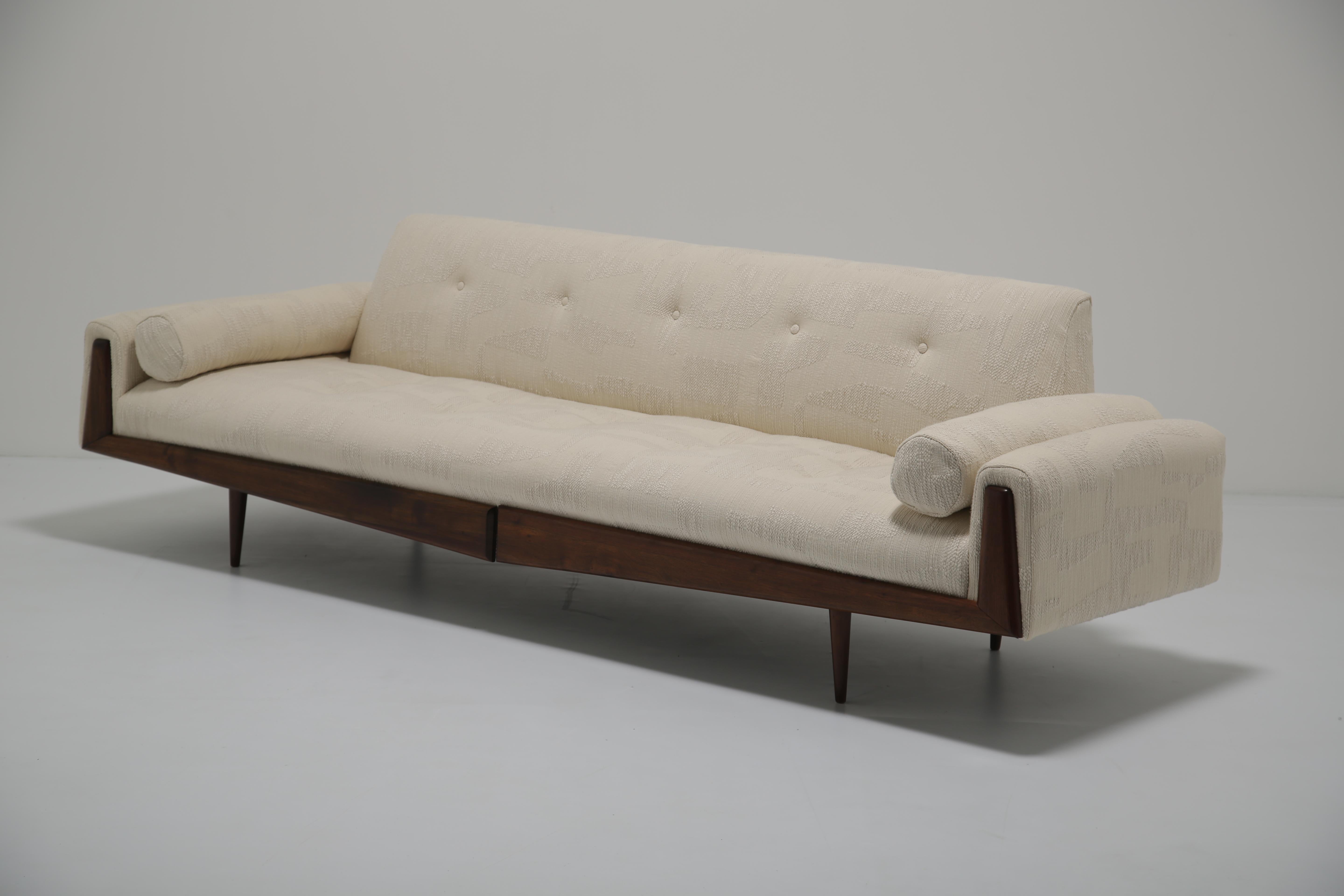 Skulpturales Sofa 'Gondola' aus Nussbaumholz, Model No. 2000-S, von Adrian Pearsall, 1960er Jahre im Angebot 4