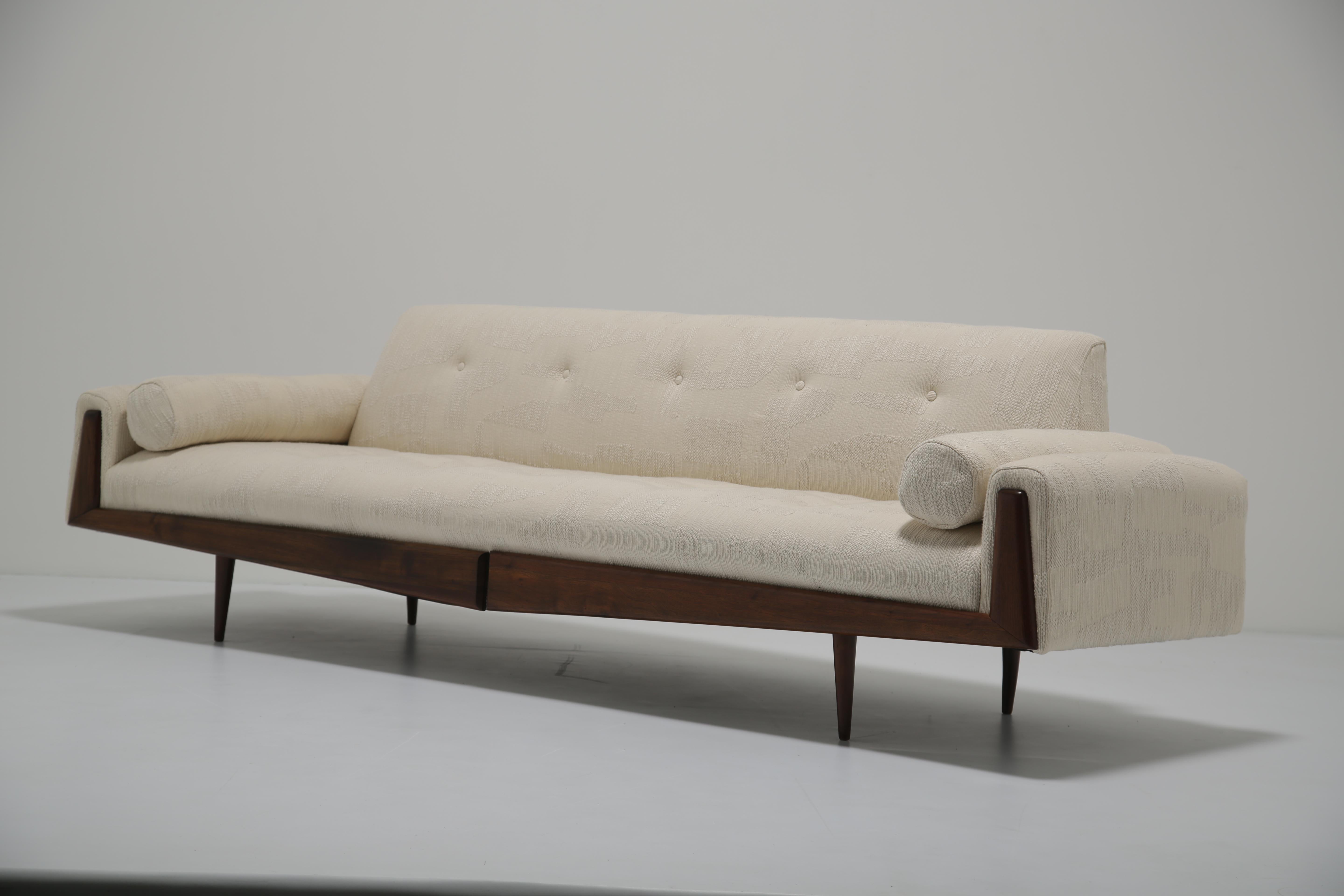 Skulpturales Sofa 'Gondola' aus Nussbaumholz, Model No. 2000-S, von Adrian Pearsall, 1960er Jahre im Angebot 5