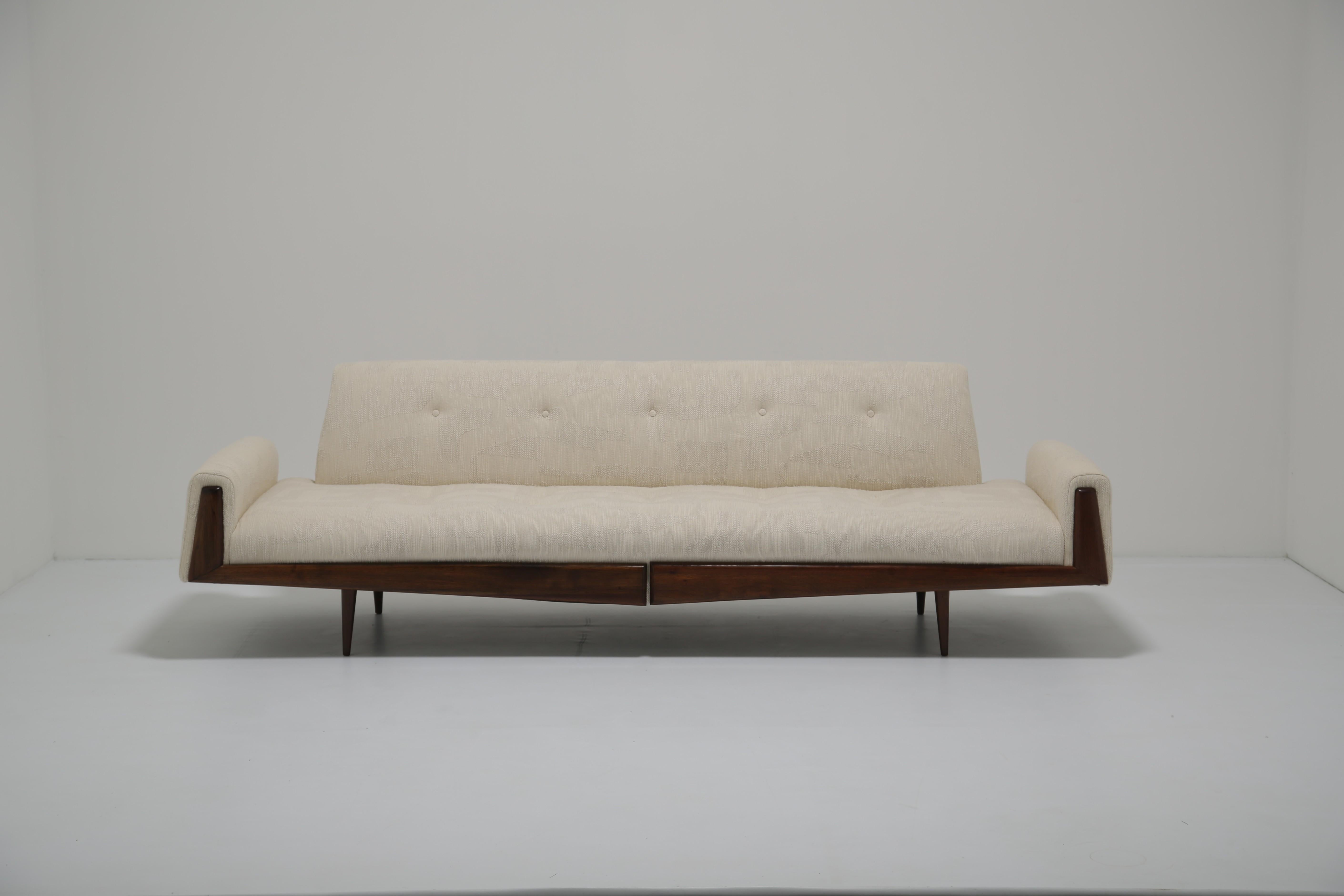 Skulpturales Sofa 'Gondola' aus Nussbaumholz, Model No. 2000-S, von Adrian Pearsall, 1960er Jahre im Angebot 9