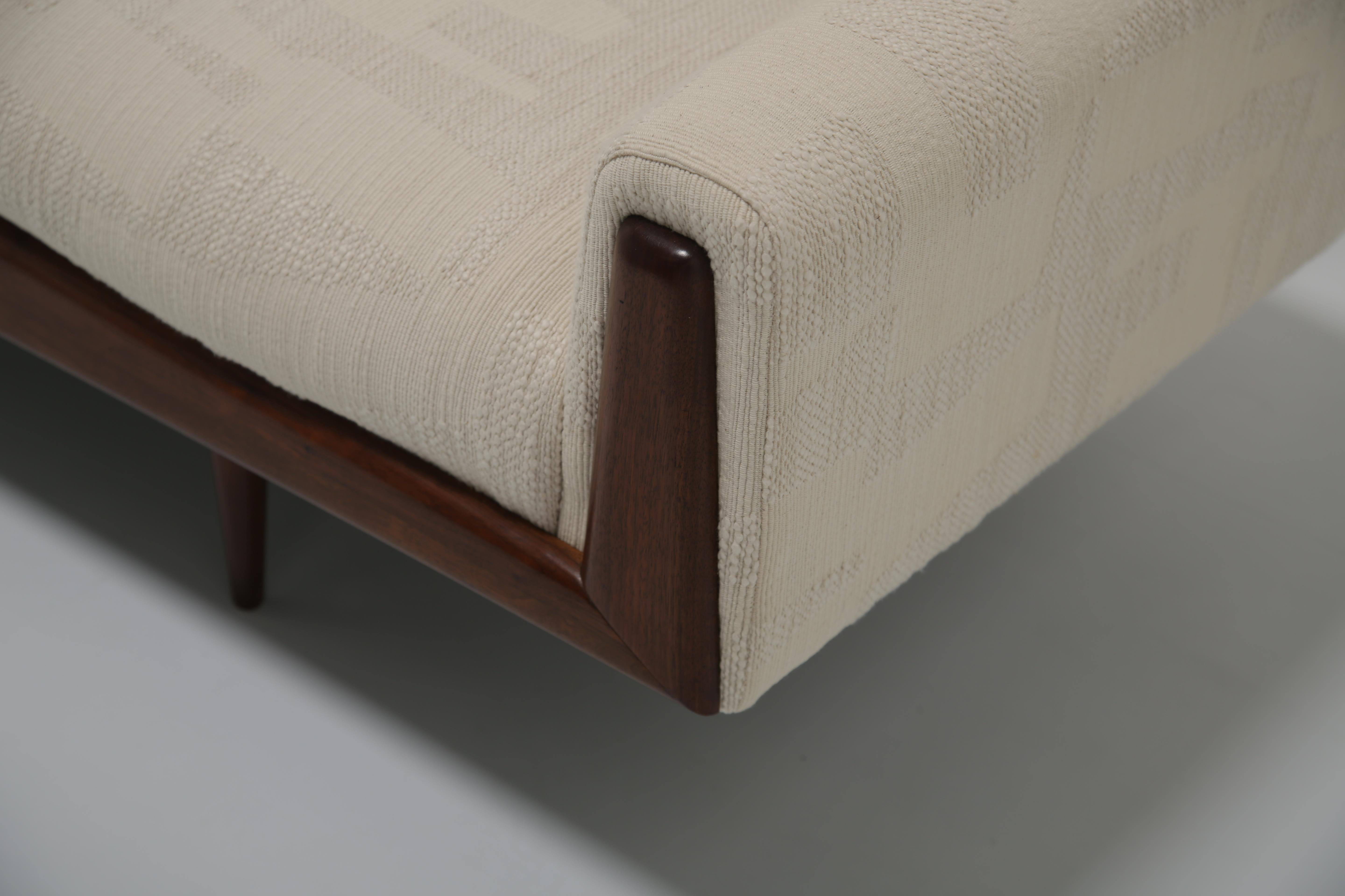 Skulpturales Sofa 'Gondola' aus Nussbaumholz, Model No. 2000-S, von Adrian Pearsall, 1960er Jahre (Moderne der Mitte des Jahrhunderts) im Angebot