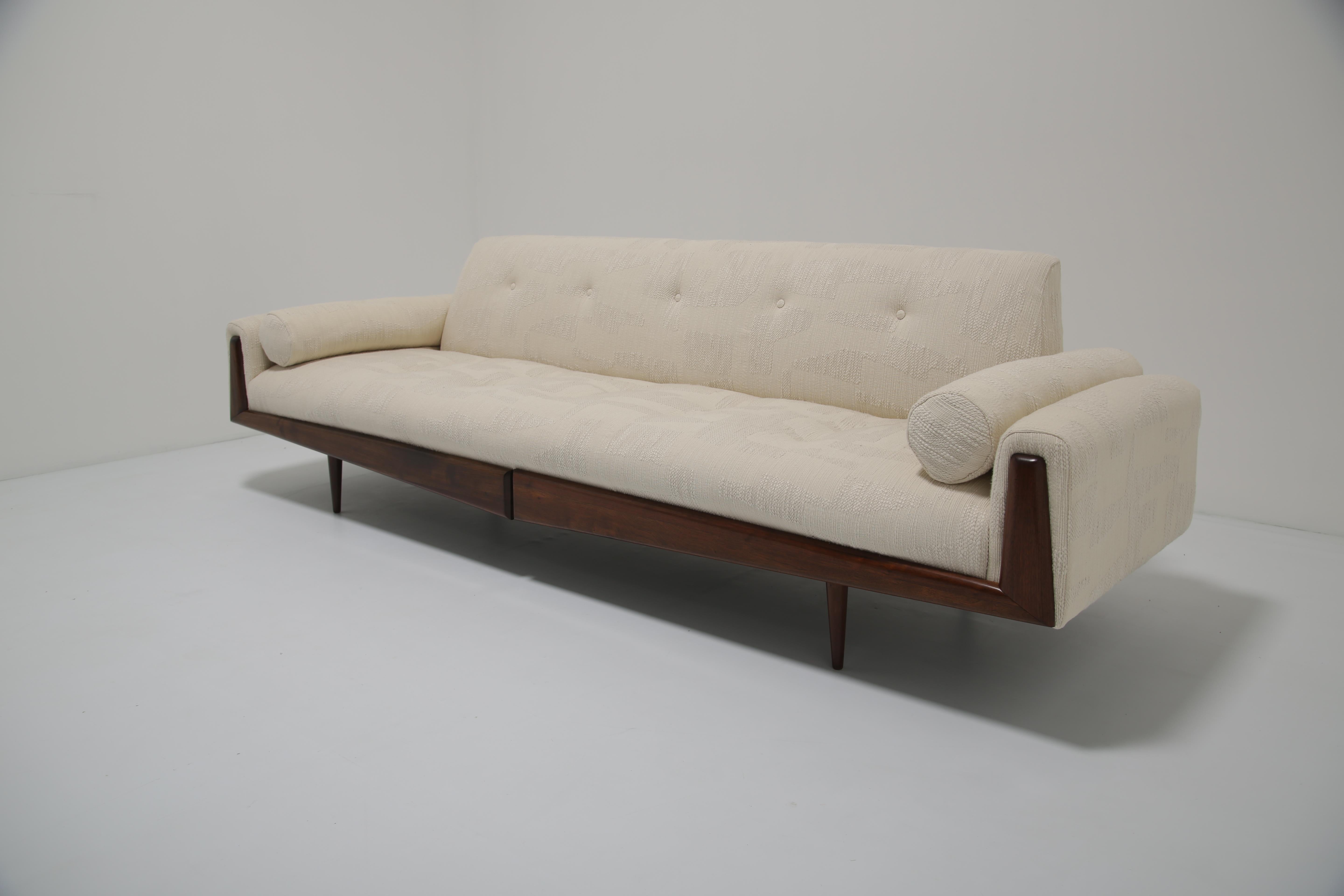 Skulpturales Sofa 'Gondola' aus Nussbaumholz, Model No. 2000-S, von Adrian Pearsall, 1960er Jahre (Textil) im Angebot