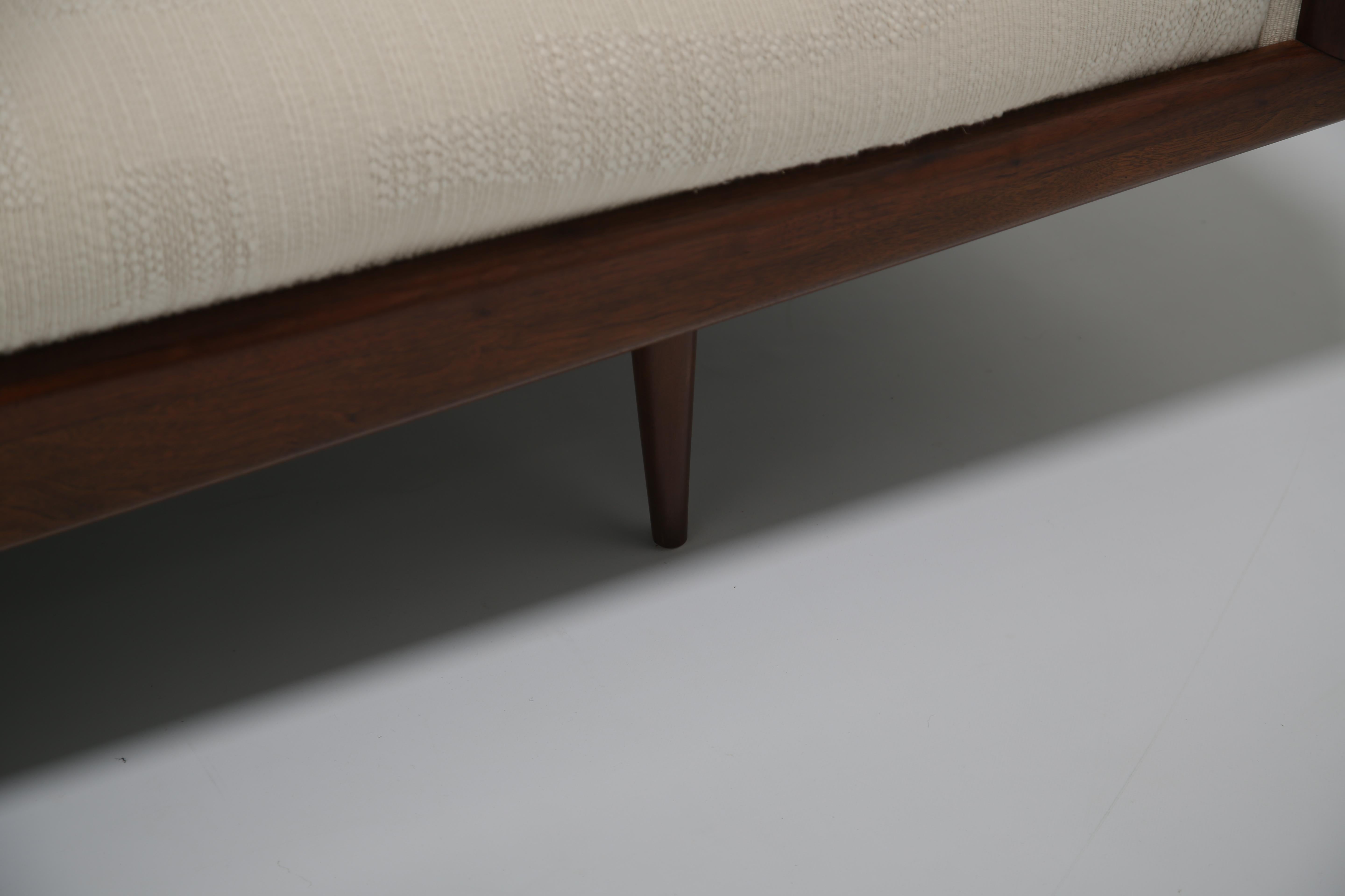 Skulpturales Sofa 'Gondola' aus Nussbaumholz, Model No. 2000-S, von Adrian Pearsall, 1960er Jahre im Angebot 1