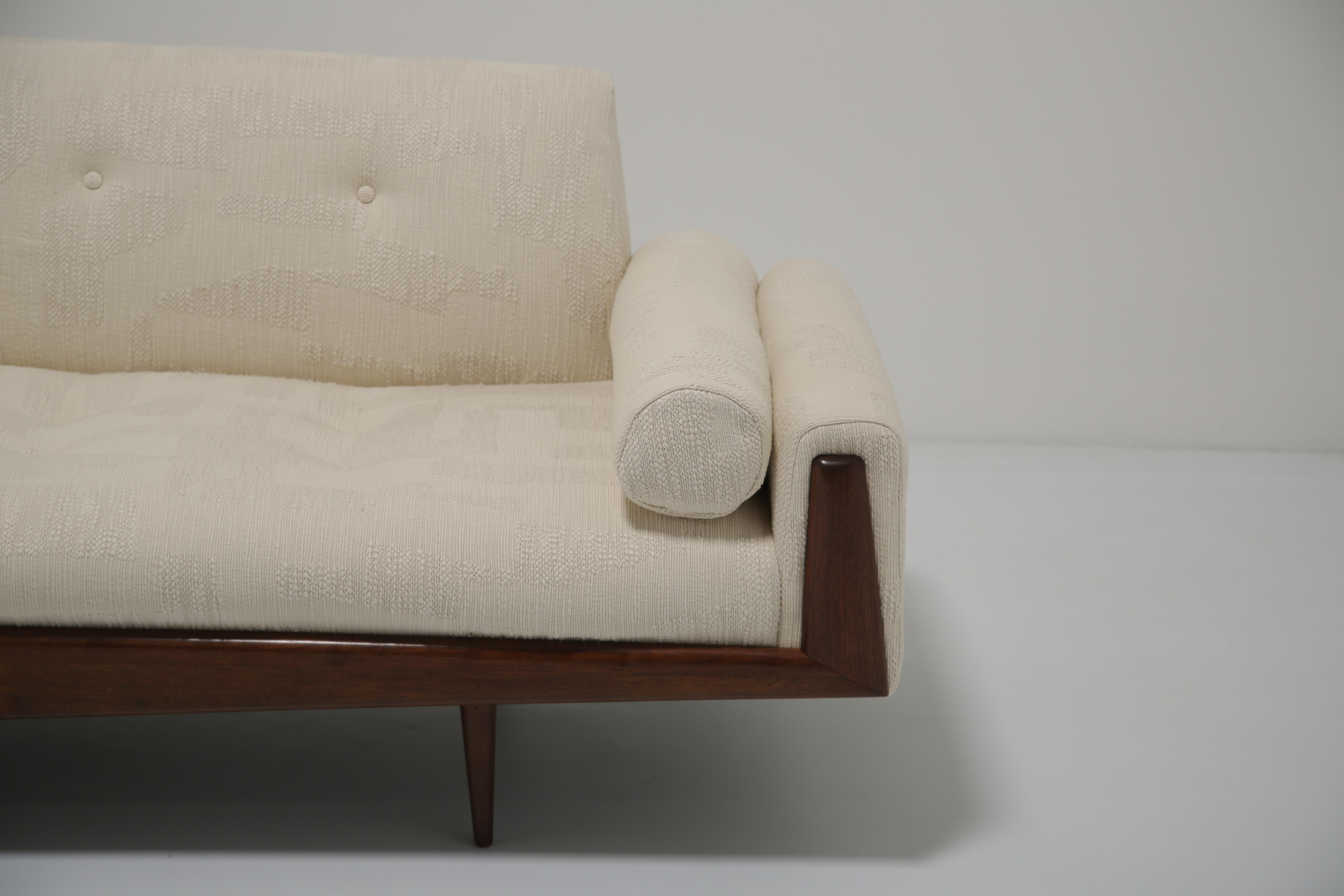 Skulpturales Sofa 'Gondola' aus Nussbaumholz, Model No. 2000-S, von Adrian Pearsall, 1960er Jahre im Angebot 2