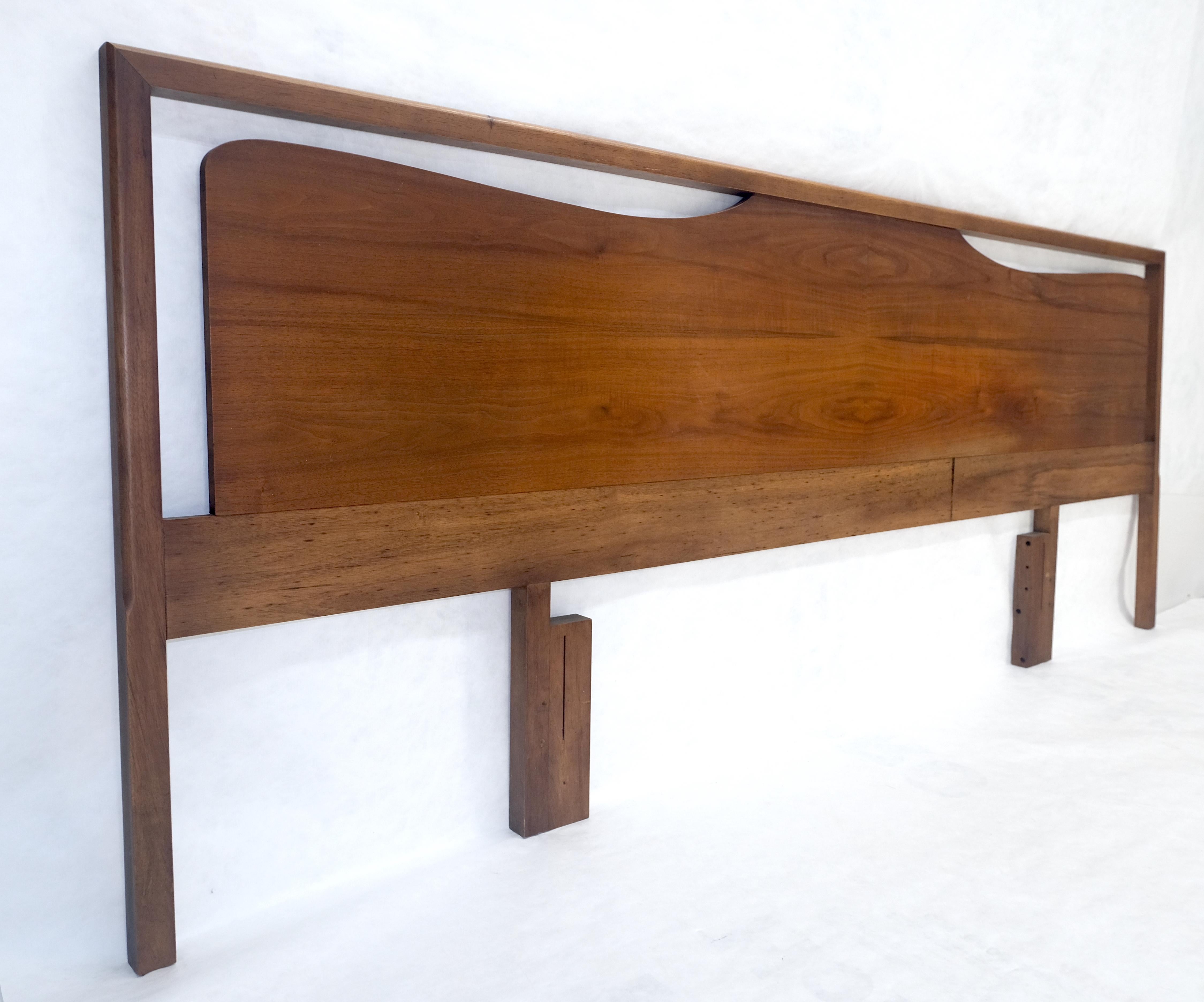 20ième siècle Tête de lit sculpturale en noyer 102