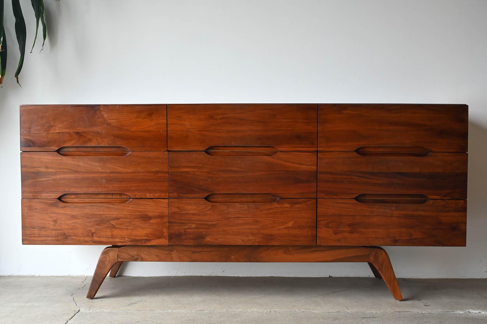Mid-Century Modern Sculptural Walnut Nine-Drawer Dresser or Credenza, circa 1965