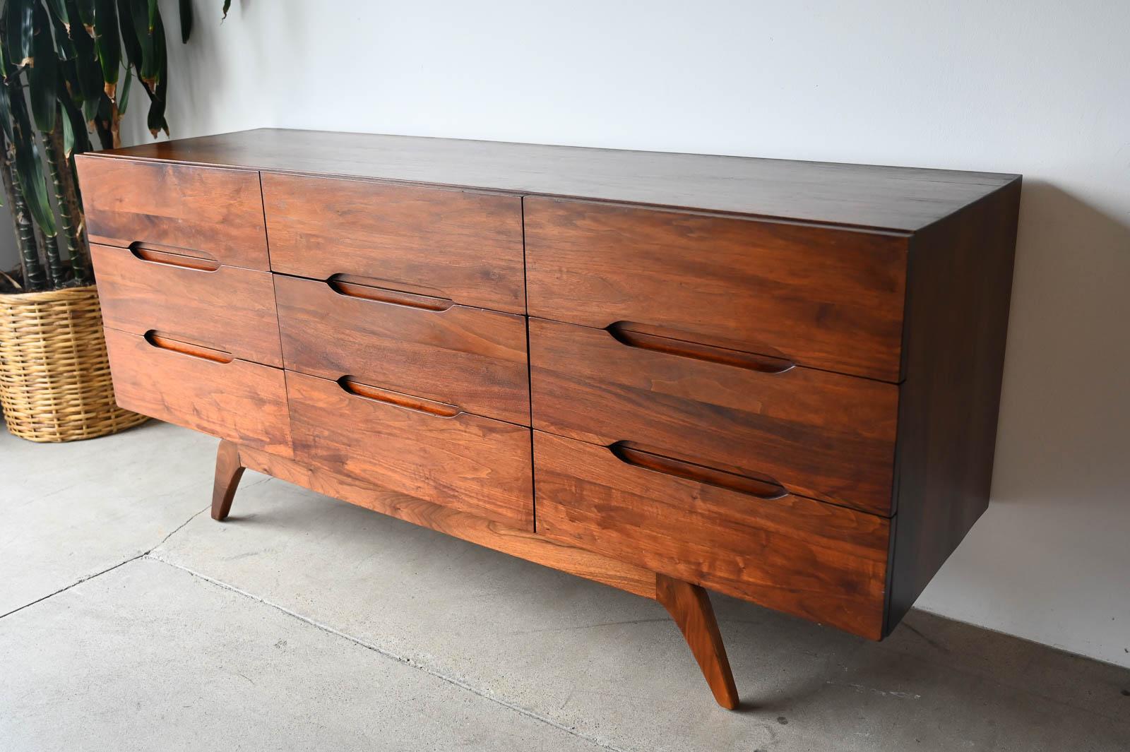 Mid-20th Century Sculptural Walnut Nine-Drawer Dresser or Credenza, circa 1965