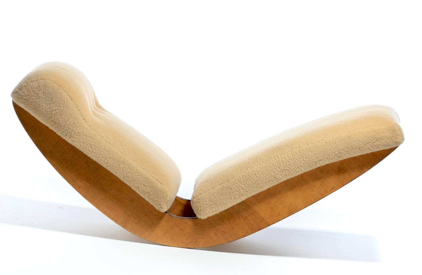 Organic Modern Sculptural Walnut Rocking Chaise Lounge in Soft Butterscotch Shearling c. 1980 For Sale