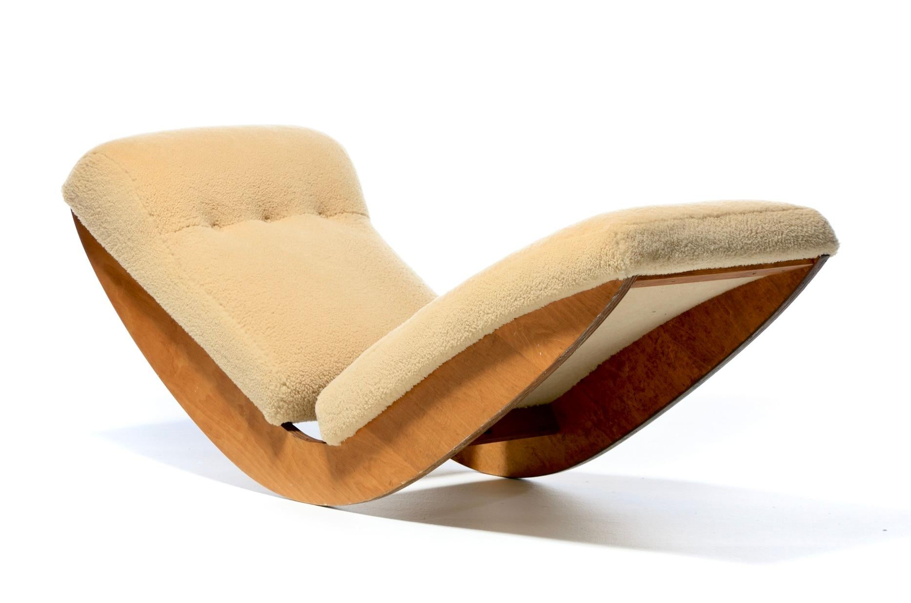 American Sculptural Walnut Rocking Chaise Lounge in Soft Butterscotch Shearling c. 1980 For Sale