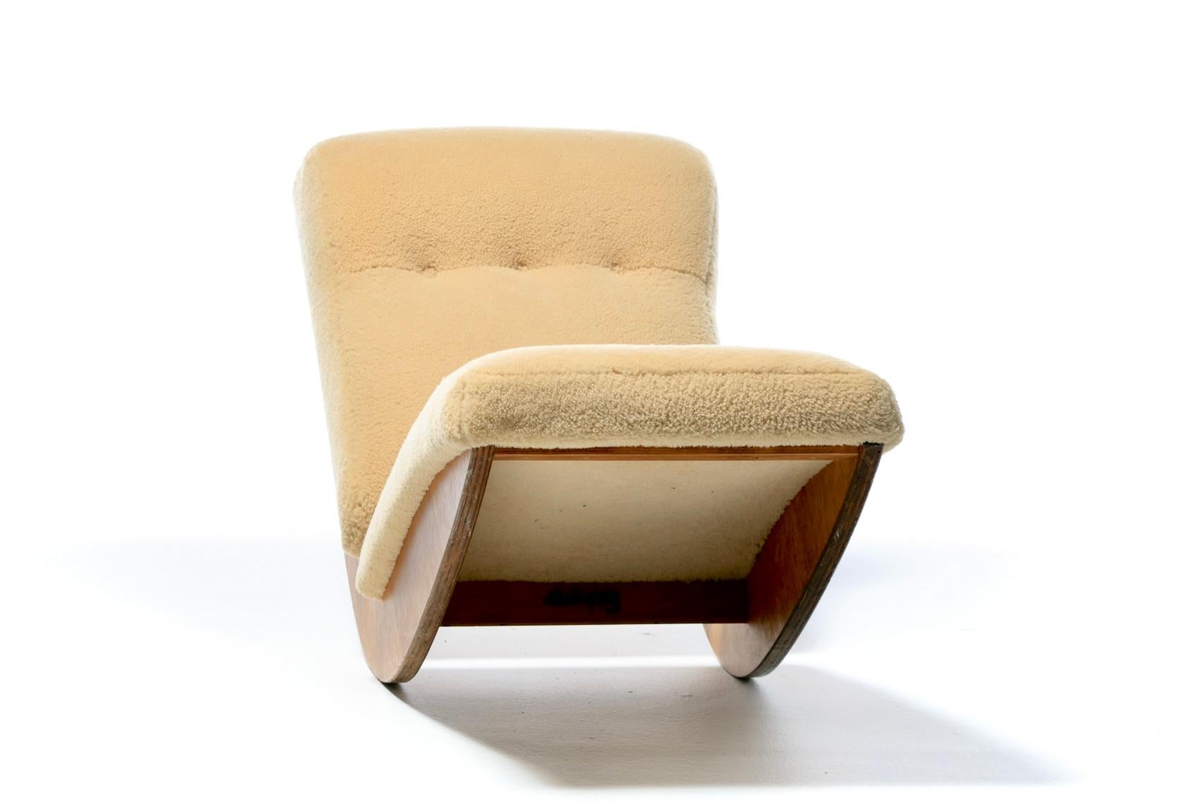 Sculptural Walnut Rocking Chaise Lounge in Soft Butterscotch Shearling c. 1980 In Good Condition For Sale In Saint Louis, MO