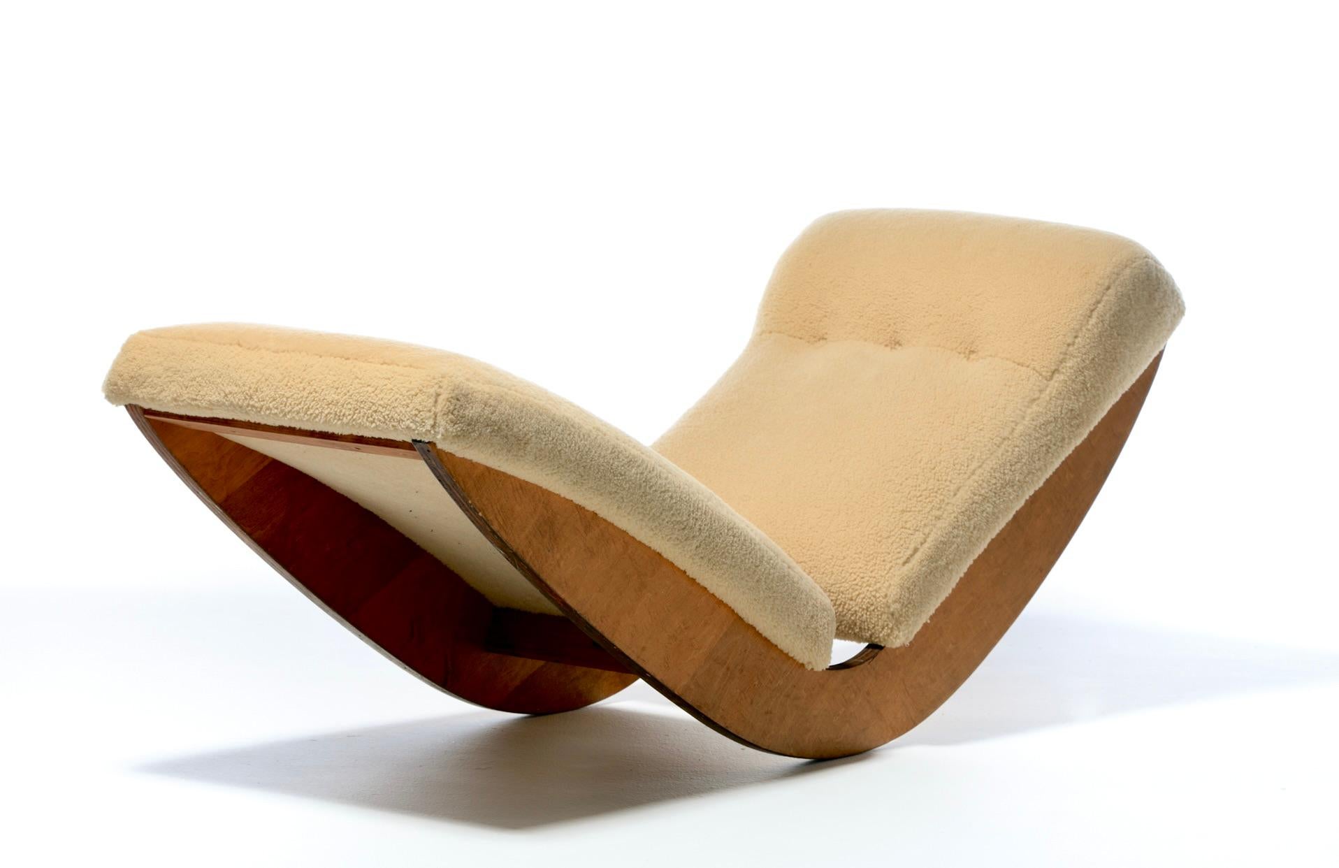 20th Century Sculptural Walnut Rocking Chaise Lounge in Soft Butterscotch Shearling c. 1980 For Sale