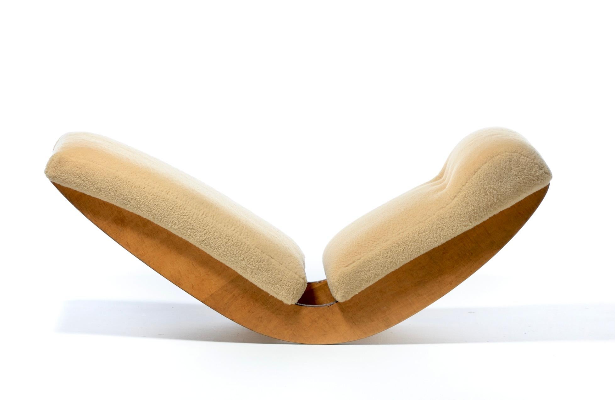 Hide Sculptural Walnut Rocking Chaise Lounge in Soft Butterscotch Shearling c. 1980 For Sale