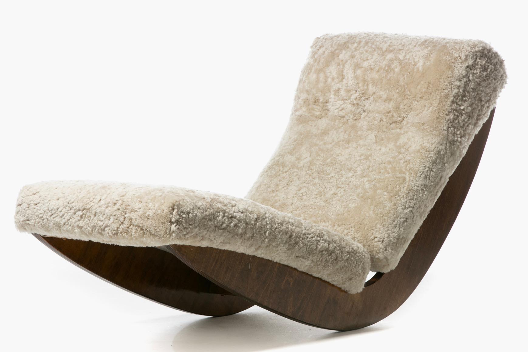 Sculptural Walnut Rocking Chaise Lounge in Soft Oatmeal White Shearling c. 1980 3