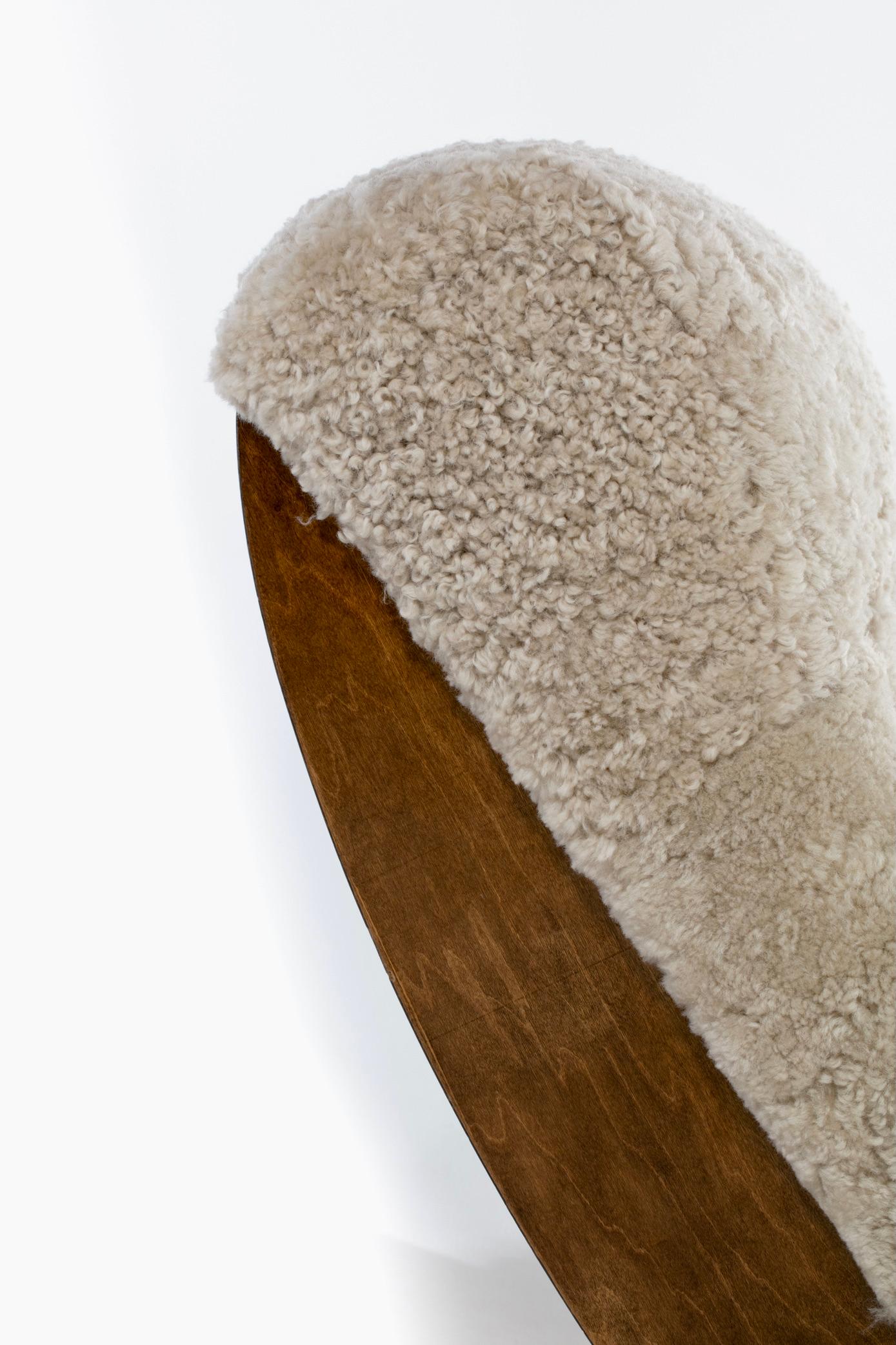 Sculptural Walnut Rocking Chaise Lounge in Soft Oatmeal White Shearling c. 1980 8