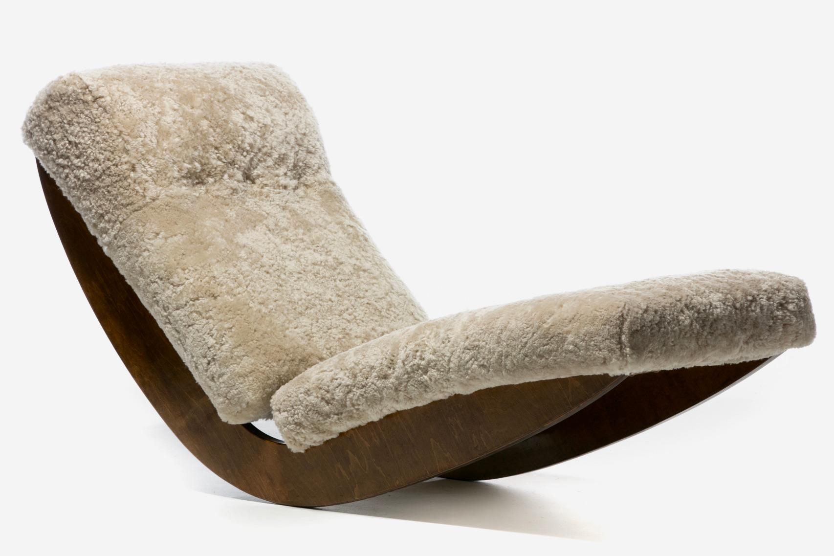 Sculptural Walnut Rocking Chaise Lounge in Soft Oatmeal White Shearling c. 1980 10