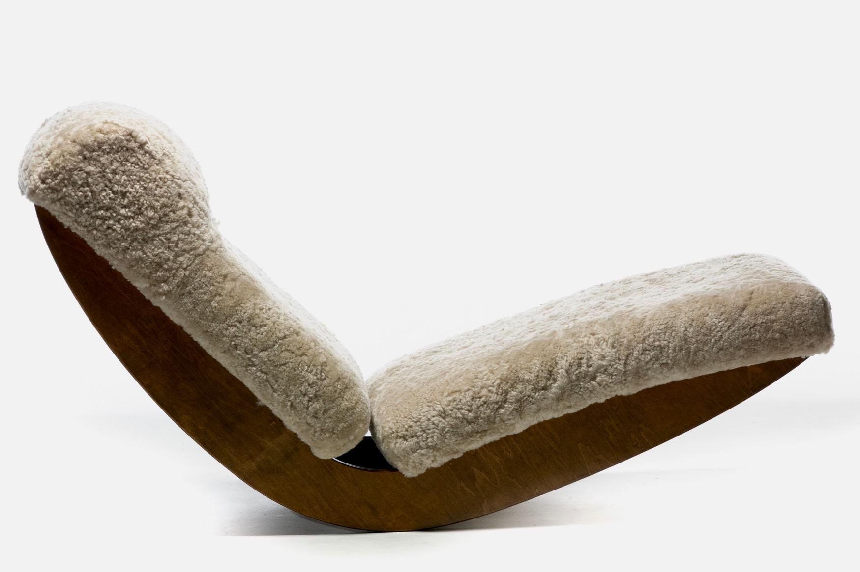 American Sculptural Walnut Rocking Chaise Lounge in Soft Oatmeal White Shearling c. 1980