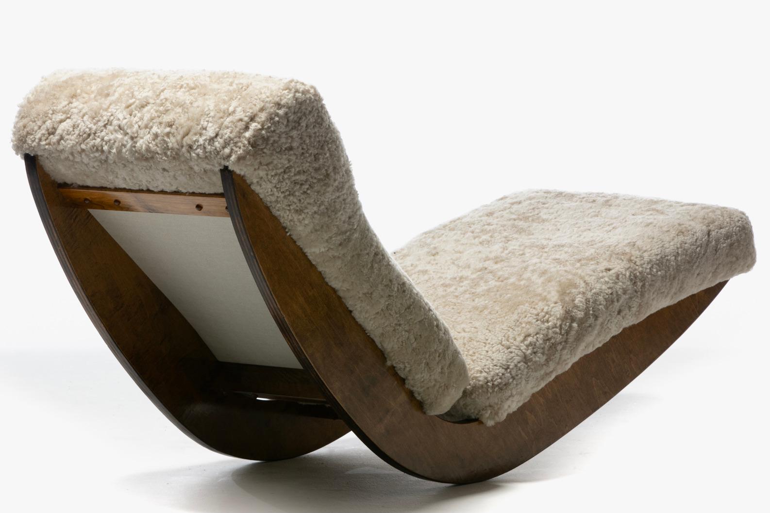 Sculptural Walnut Rocking Chaise Lounge in Soft Oatmeal White Shearling c. 1980 In Good Condition In Saint Louis, MO