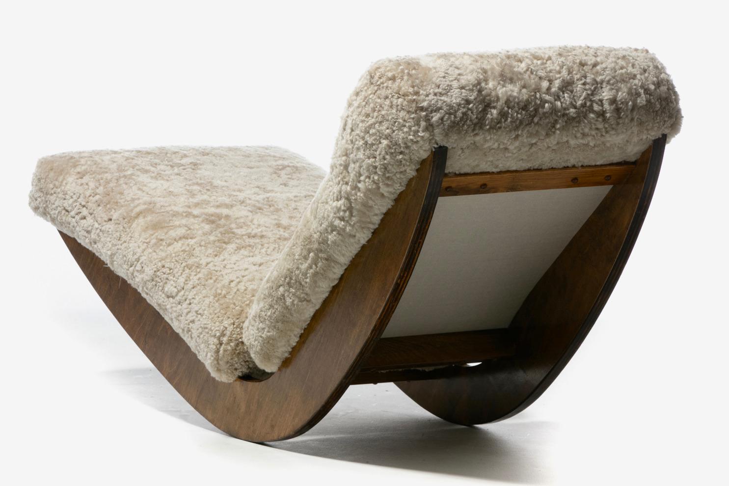 Hide Sculptural Walnut Rocking Chaise Lounge in Soft Oatmeal White Shearling c. 1980