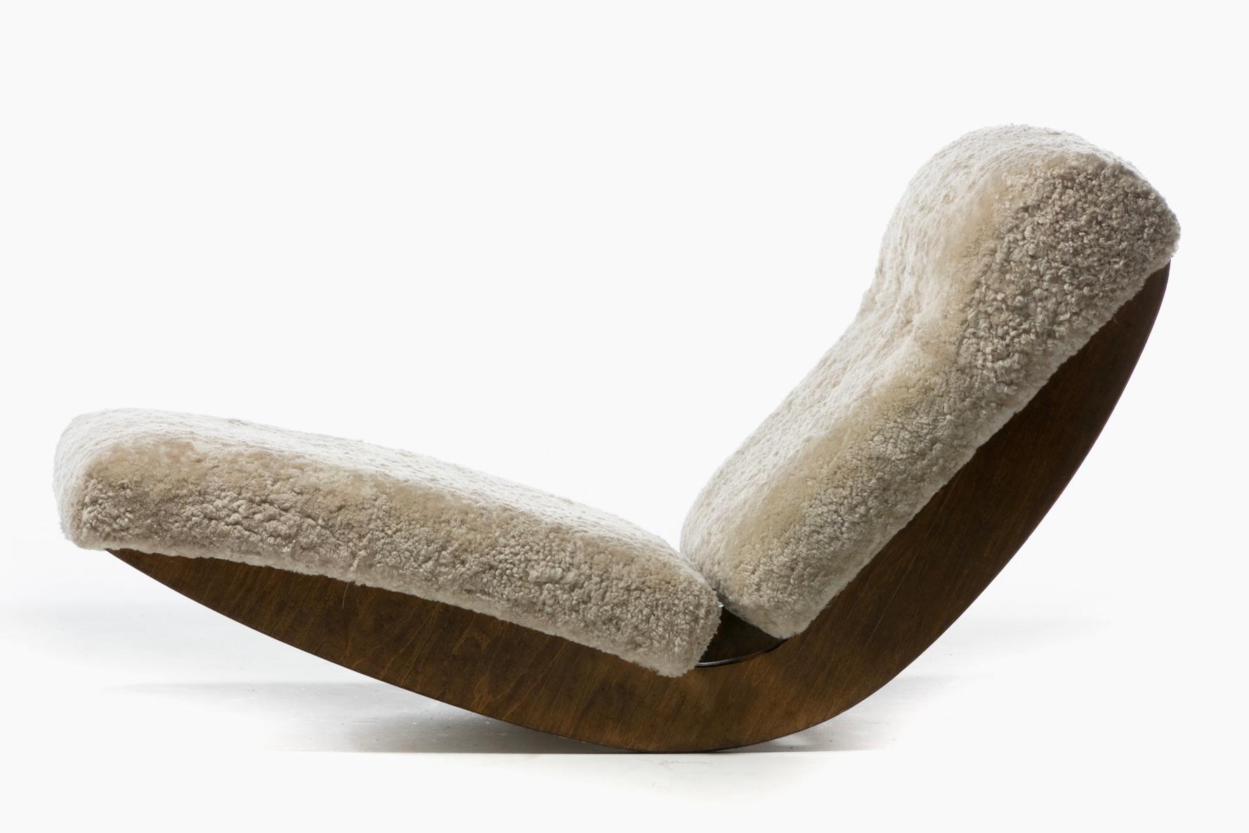 Sculptural Walnut Rocking Chaise Lounge in Soft Oatmeal White Shearling c. 1980 2