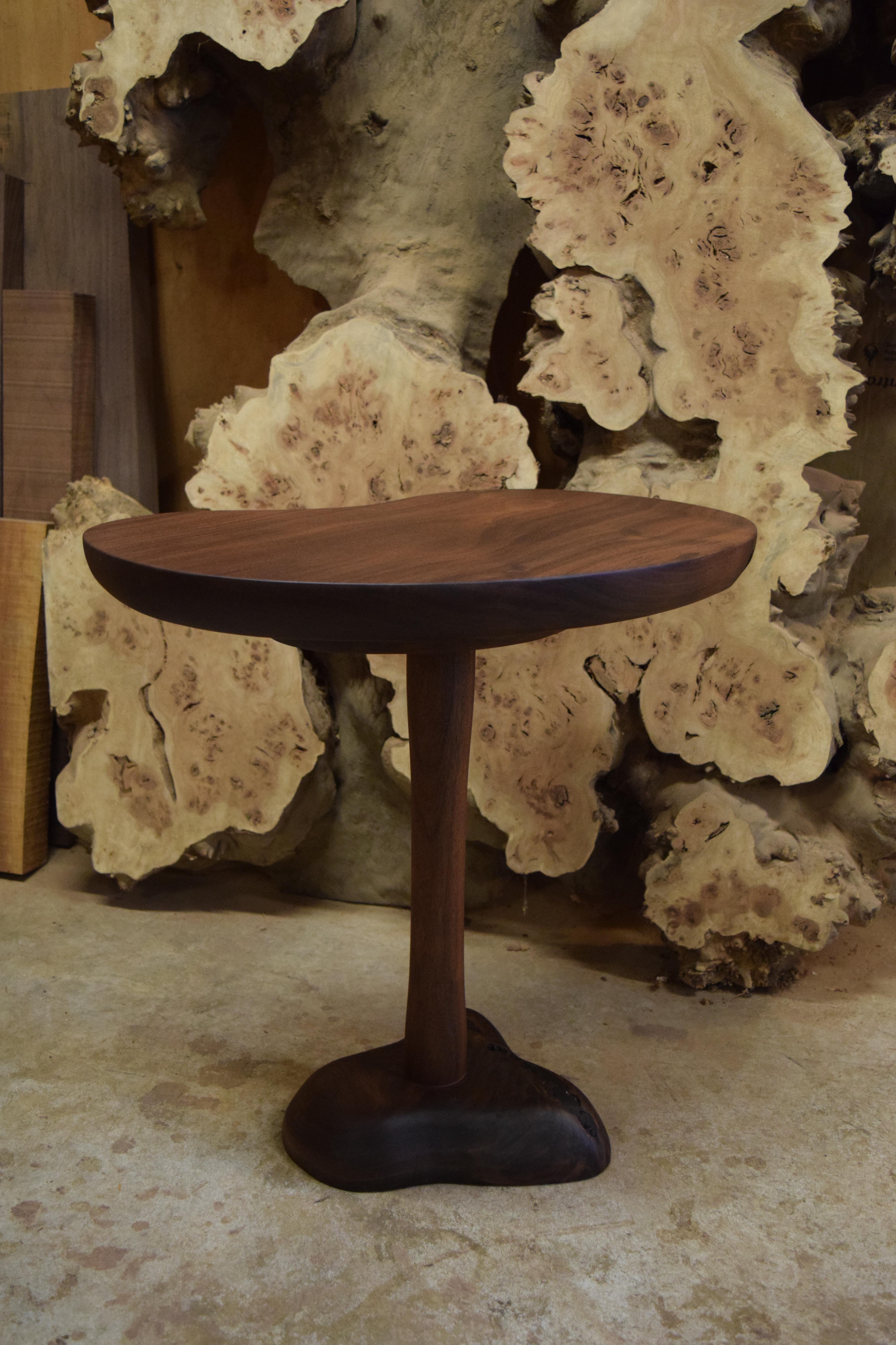 Moderne Table d'appoint sculpturale Martell Woodworks, style moderne en vente