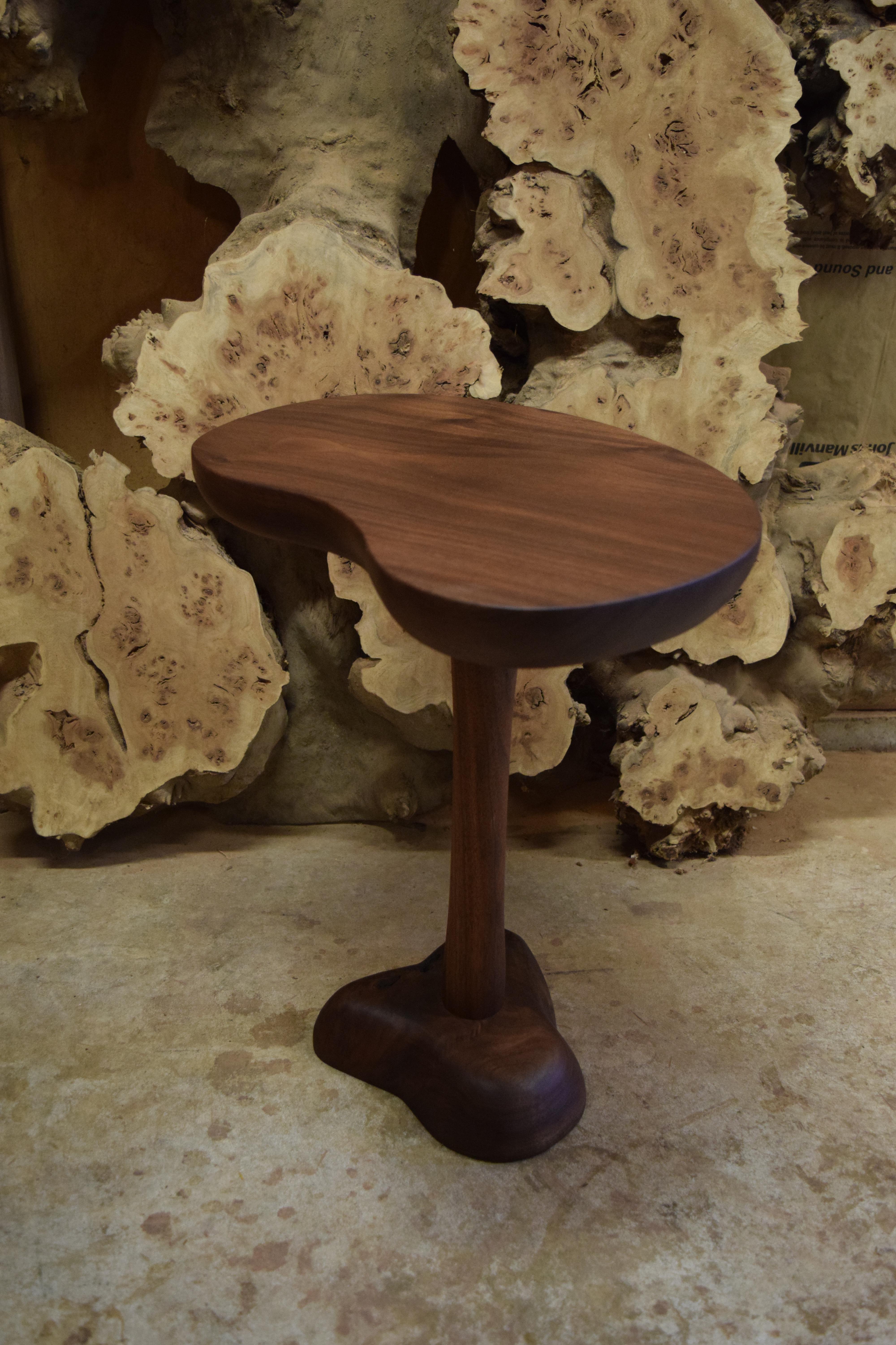 Américain Table d'appoint sculpturale Martell Woodworks, style moderne en vente