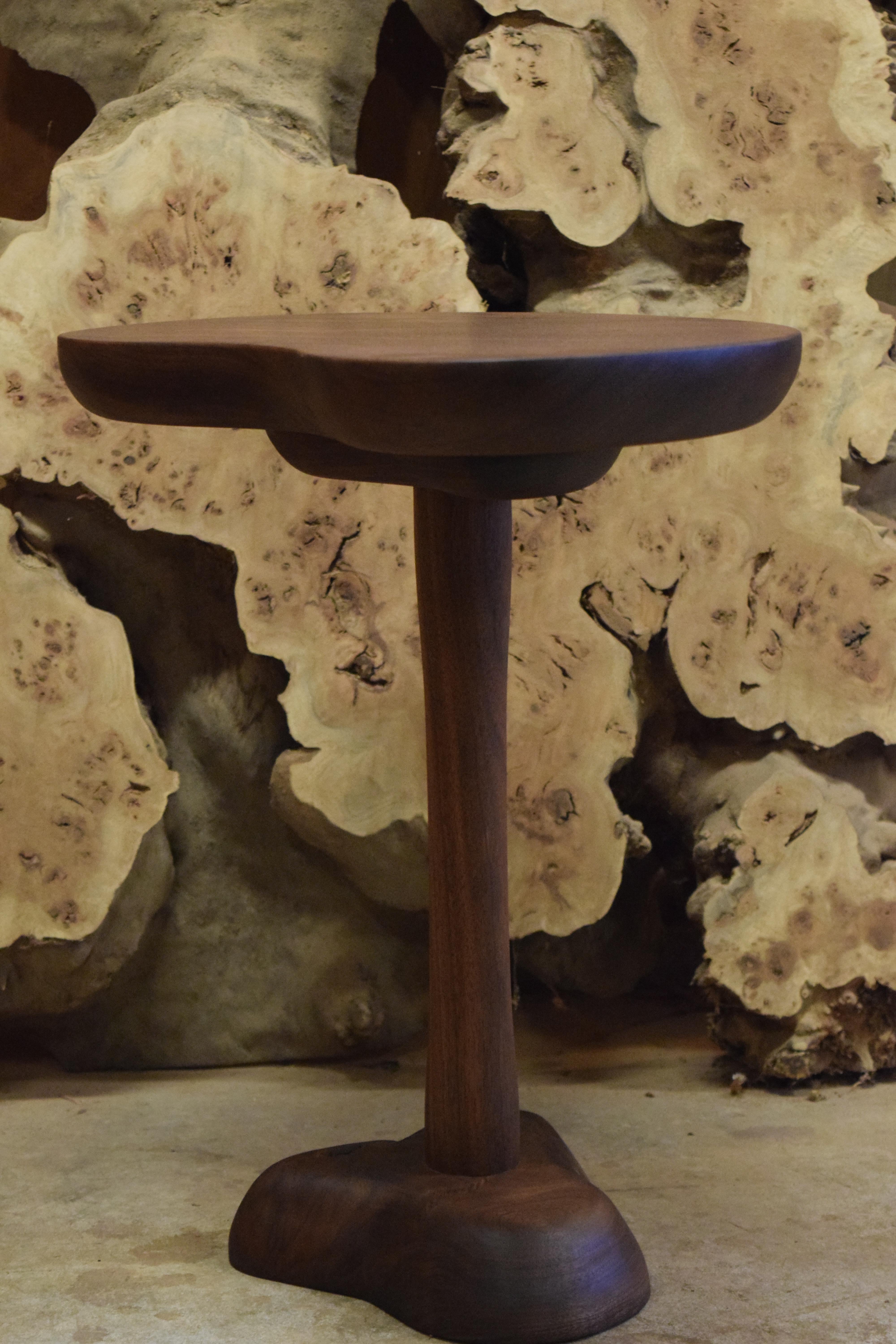 Tourné Table d'appoint sculpturale Martell Woodworks, style moderne en vente