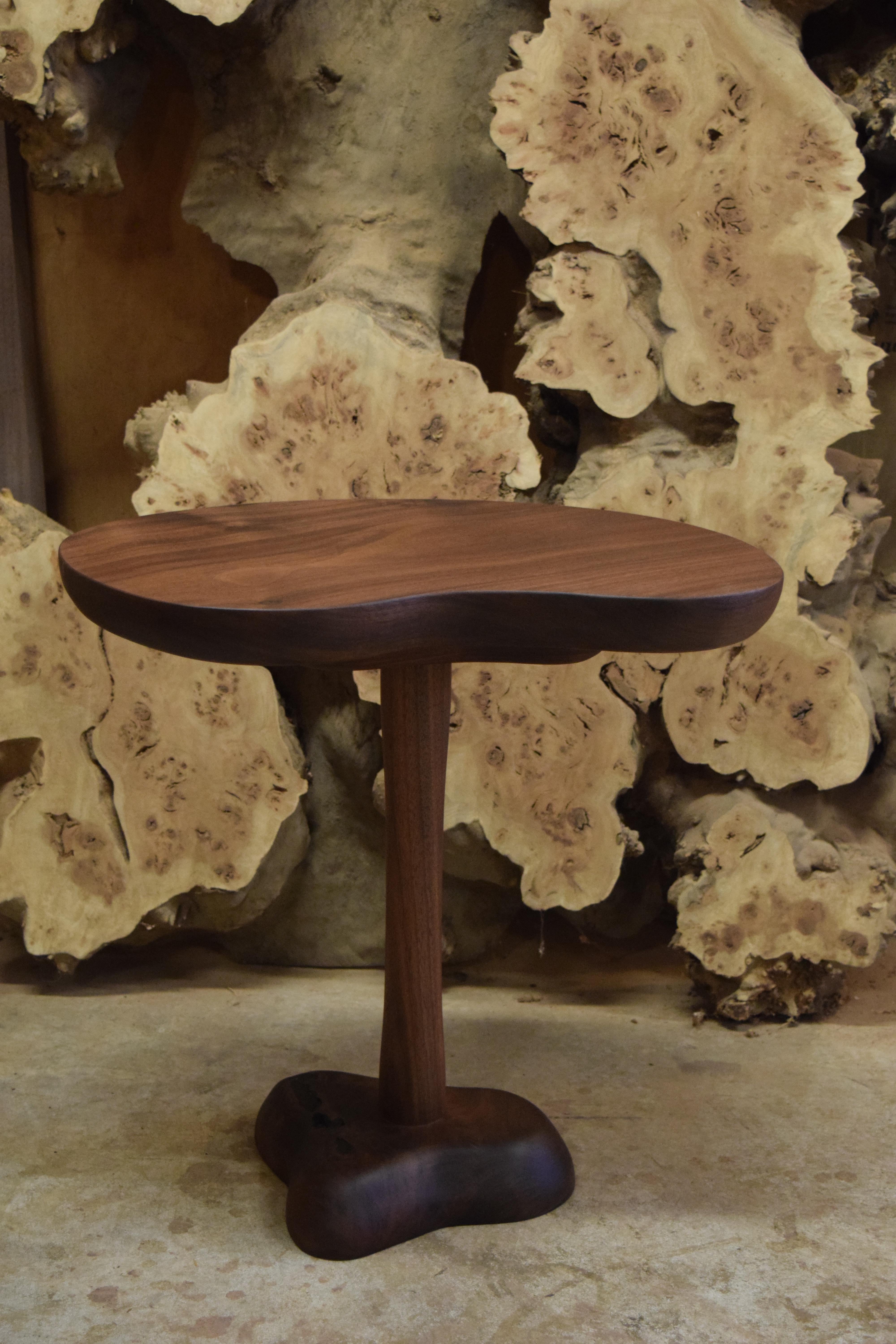 Noyer Table d'appoint sculpturale Martell Woodworks, style moderne en vente