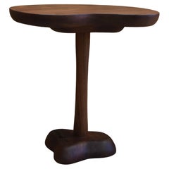 Mesa auxiliar escultural de nogal de Martell Woodworks - Estilo moderno