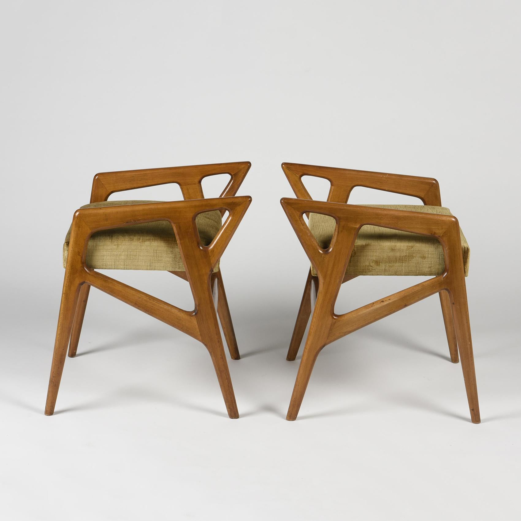 Skulpturaler Hocker aus Nussbaumholz, Modell 687 von Gio Ponti, 1953er Jahre im Zustand „Gut“ im Angebot in Tokyo, Tokyo