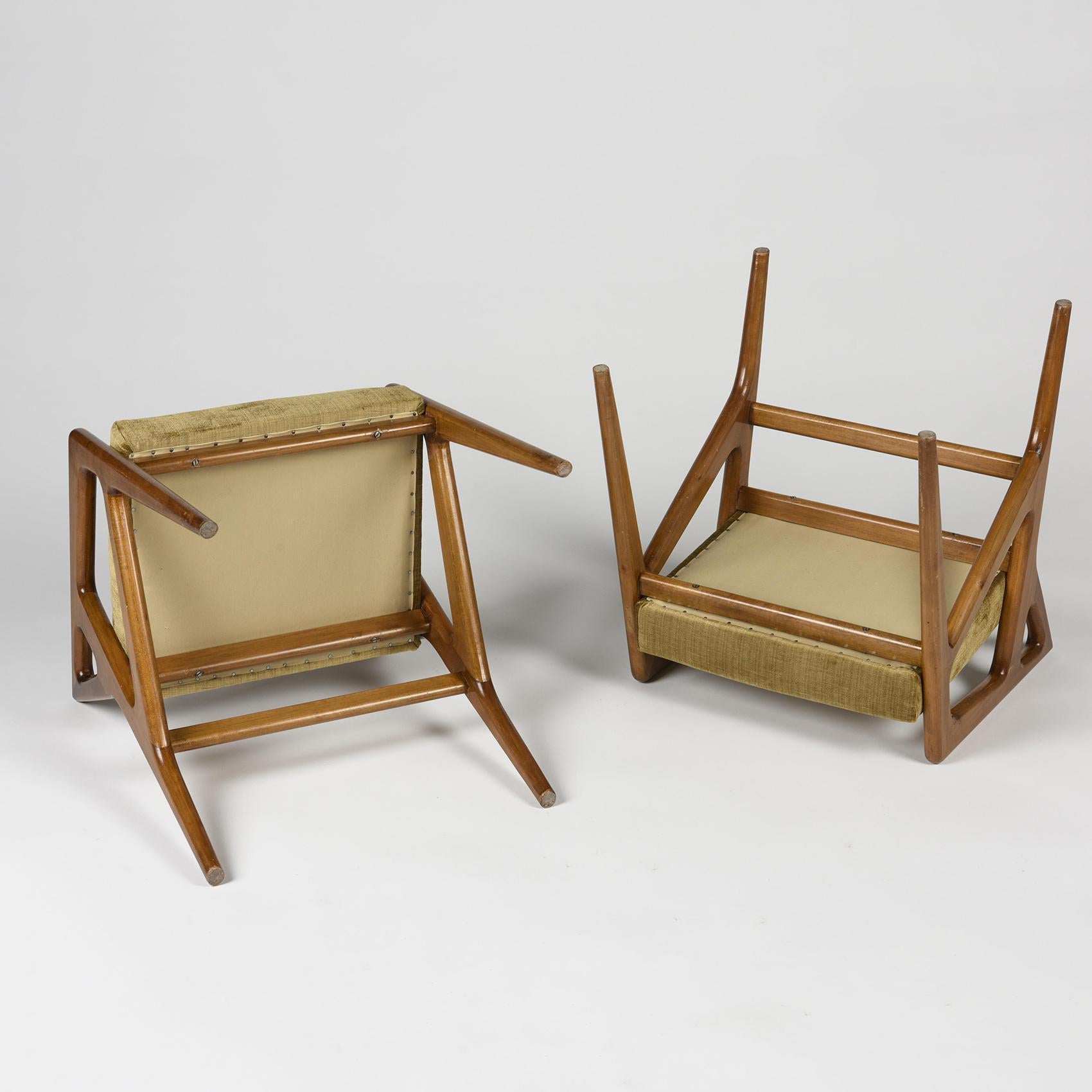 Skulpturaler Hocker aus Nussbaumholz, Modell 687 von Gio Ponti, 1953er Jahre (Mitte des 20. Jahrhunderts) im Angebot