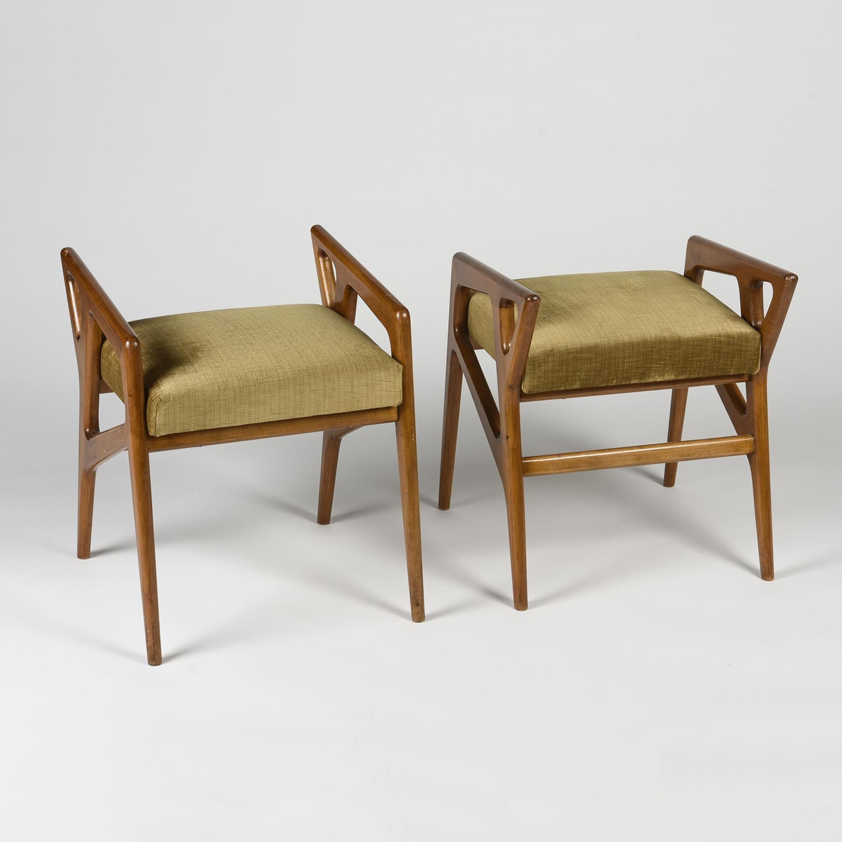 Skulpturaler Hocker aus Nussbaumholz, Modell 687 von Gio Ponti, 1953er Jahre (Stoff) im Angebot