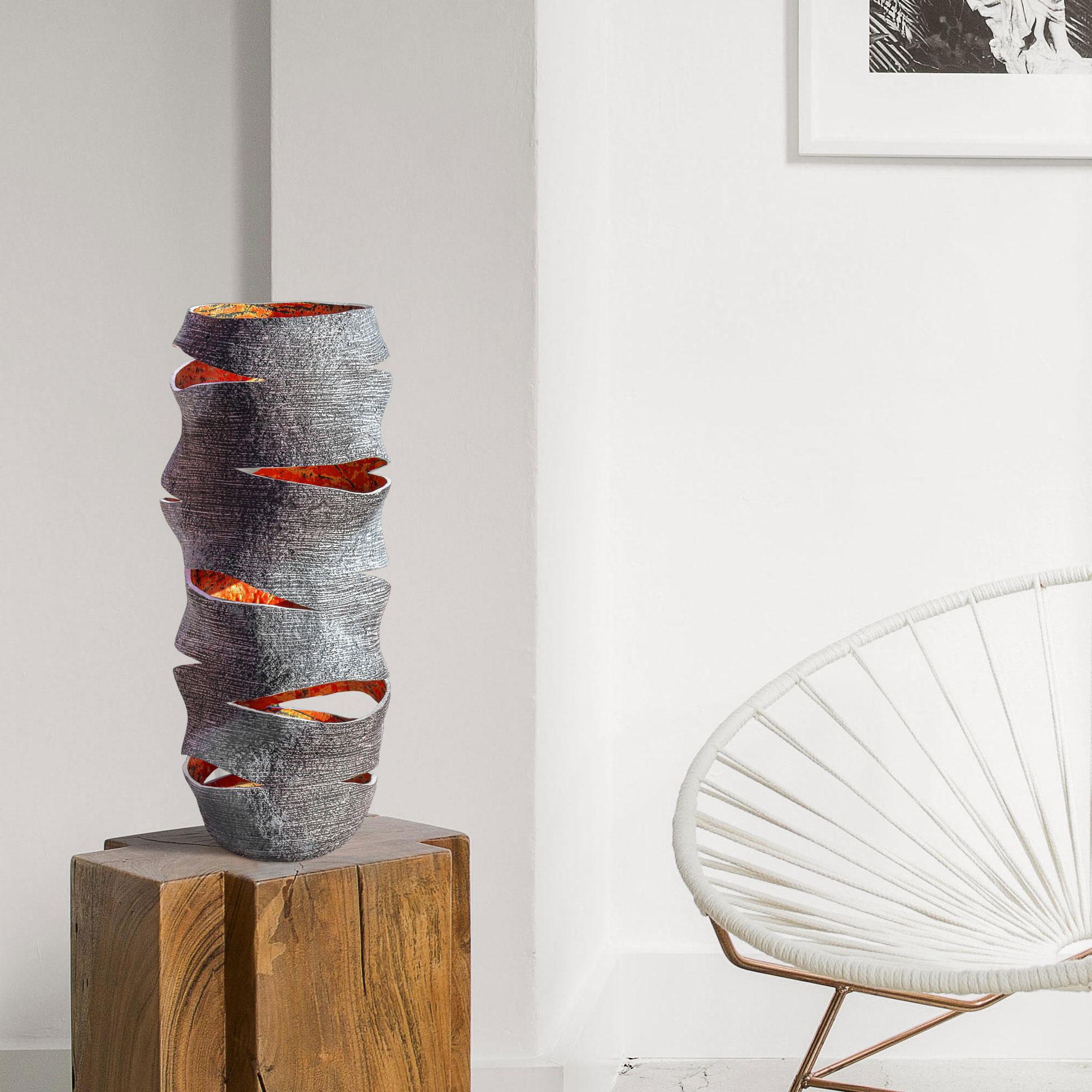 Vaso scultoreo Wave Lantern di Donatas Zukauskas
Un pezzo unico.
Dimensioni: Ø 21 x H. 51 cm.
Materiali: Carta riciclata.

Tutti i prodotti sono fatti a mano e unici, quindi possono differire leggermente dall'immagine della foto. È possibile