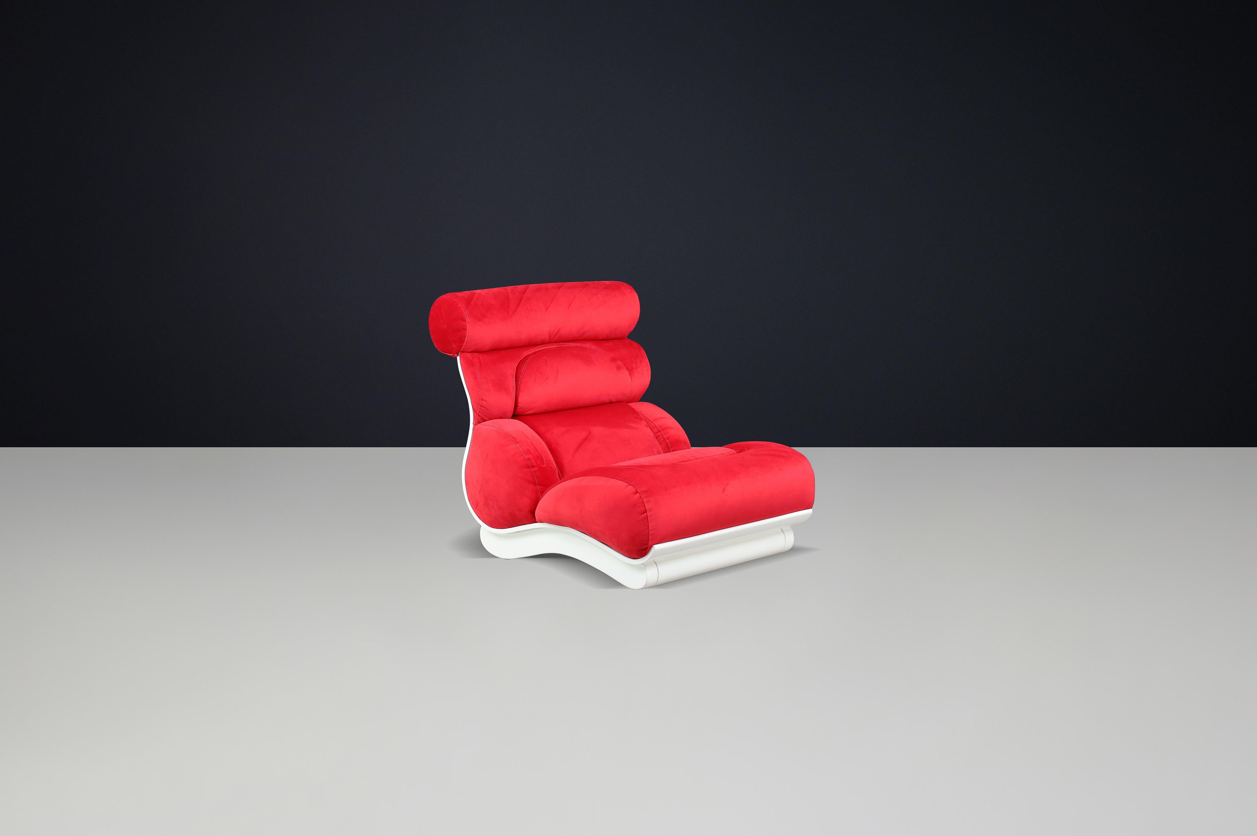 Sculptural Wave Lounge Chair in Original Red Velour with White Molded Base, 1970s

Striking and unmistakably bold, this sculptural lounge chair features an organic, wave-like silhouette that captures the daring spirit of 1970s modernist design. With