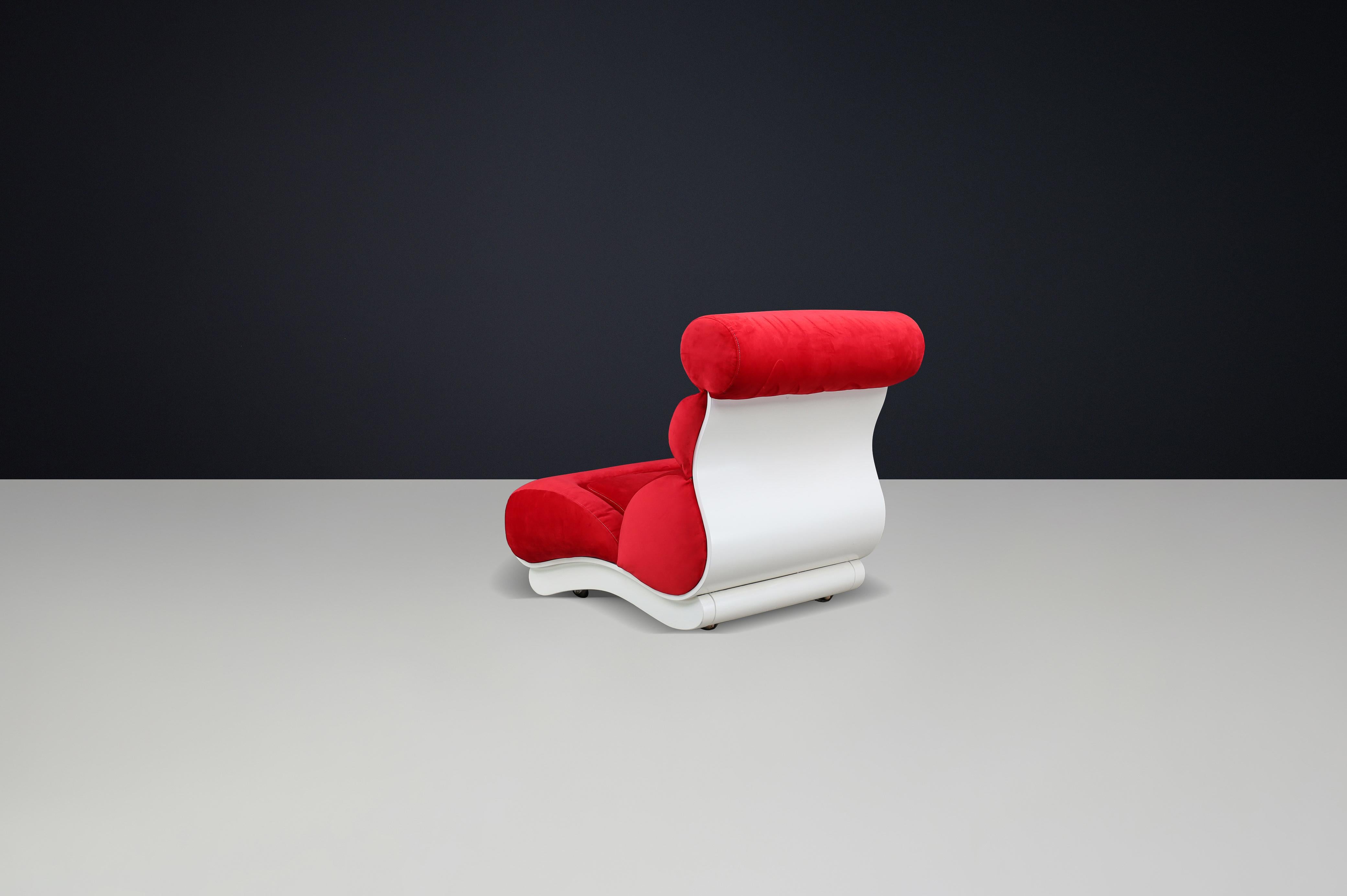 Italian Sculptural Wave Lounge Chair in Original Red Velour with White Molded Base, 1970 For Sale