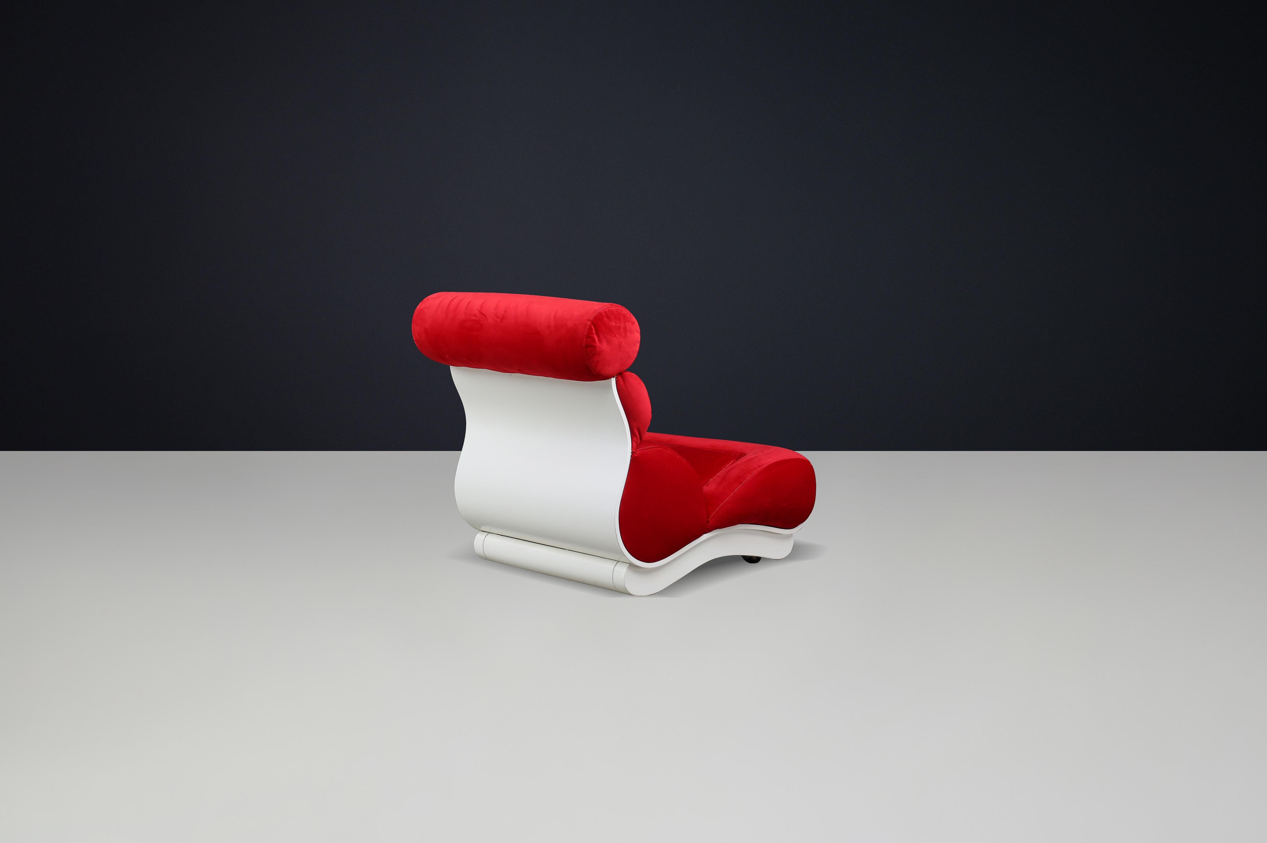 Sculptural Wave Lounge Chair in Original Red Velour with White Molded Base, 1970 In Good Condition For Sale In Almelo, NL