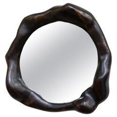 Miroir sculptural ondulé en chêne calciné