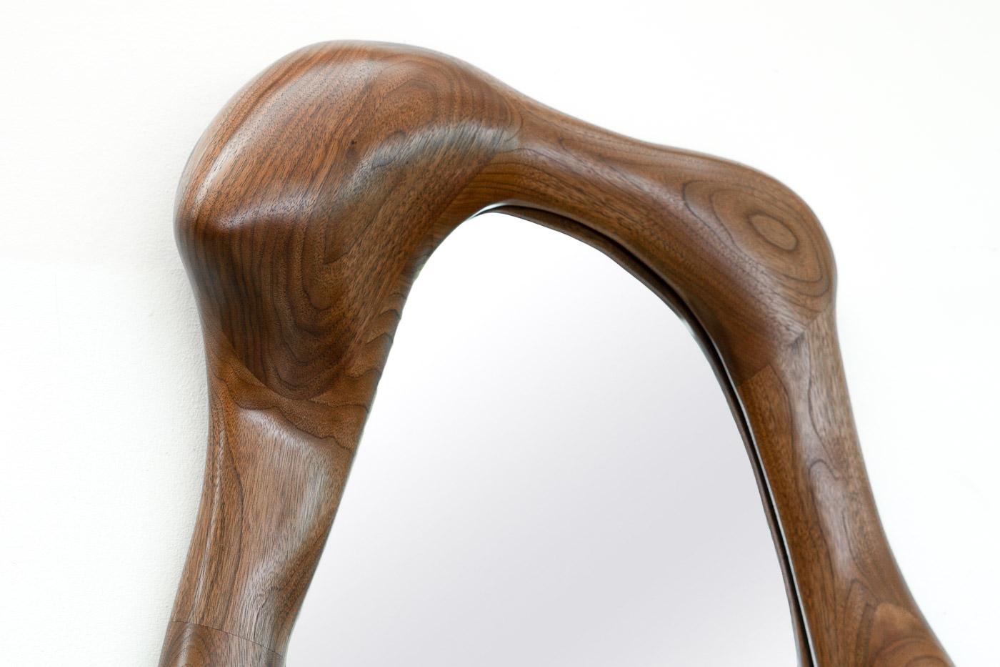 Sculptural Wavy Mirror in Walnut Wood (Spiegel) im Angebot