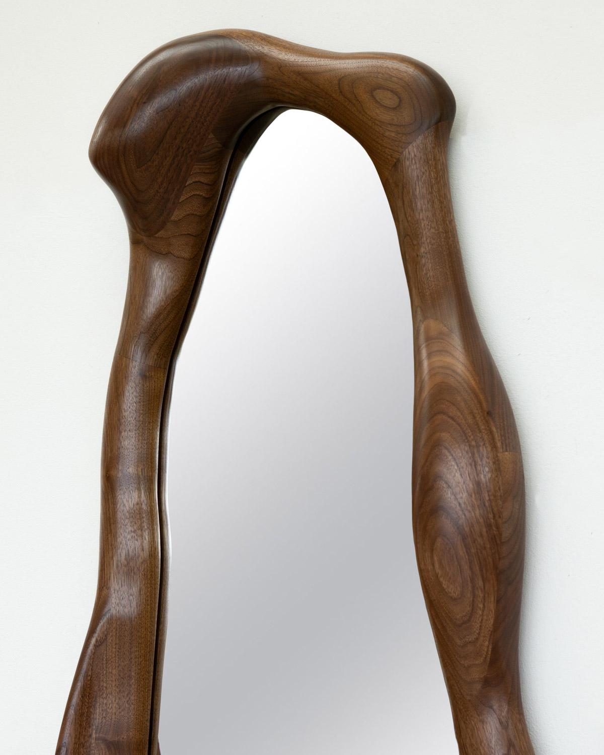 Sculptural Wavy Mirror in Walnut Wood (Organische Moderne) im Angebot