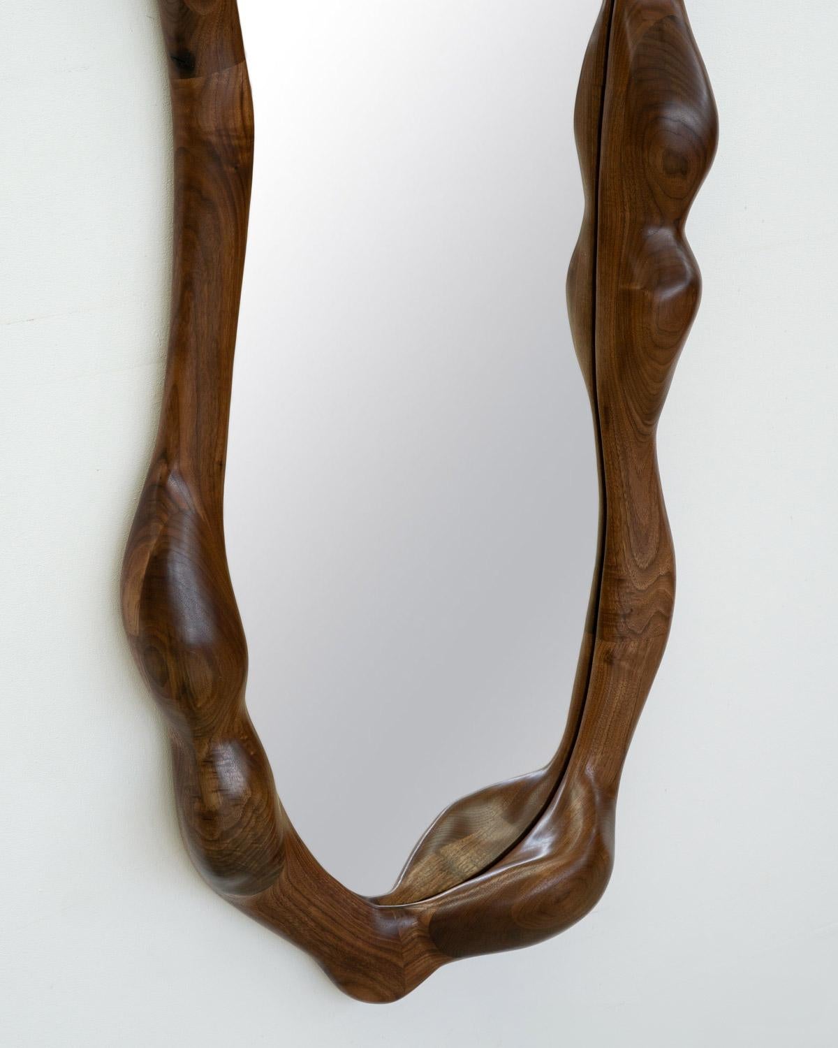 Sculptural Wavy Mirror in Walnut Wood (Holzarbeit) im Angebot