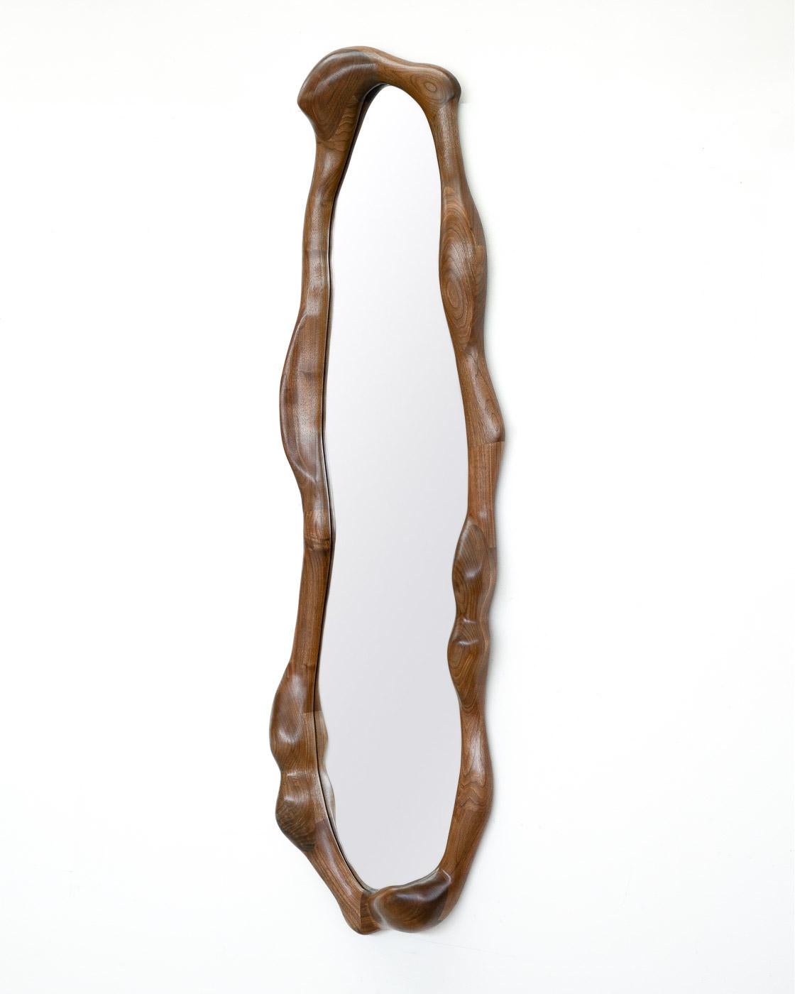 Sculptural Wavy Mirror in Walnut Wood (Organische Moderne) im Angebot