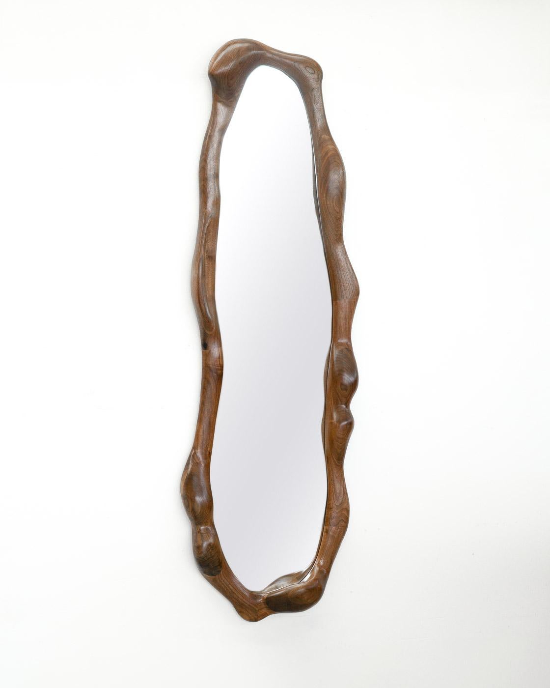 Sculptural Wavy Mirror in Walnut Wood (Holzarbeit) im Angebot