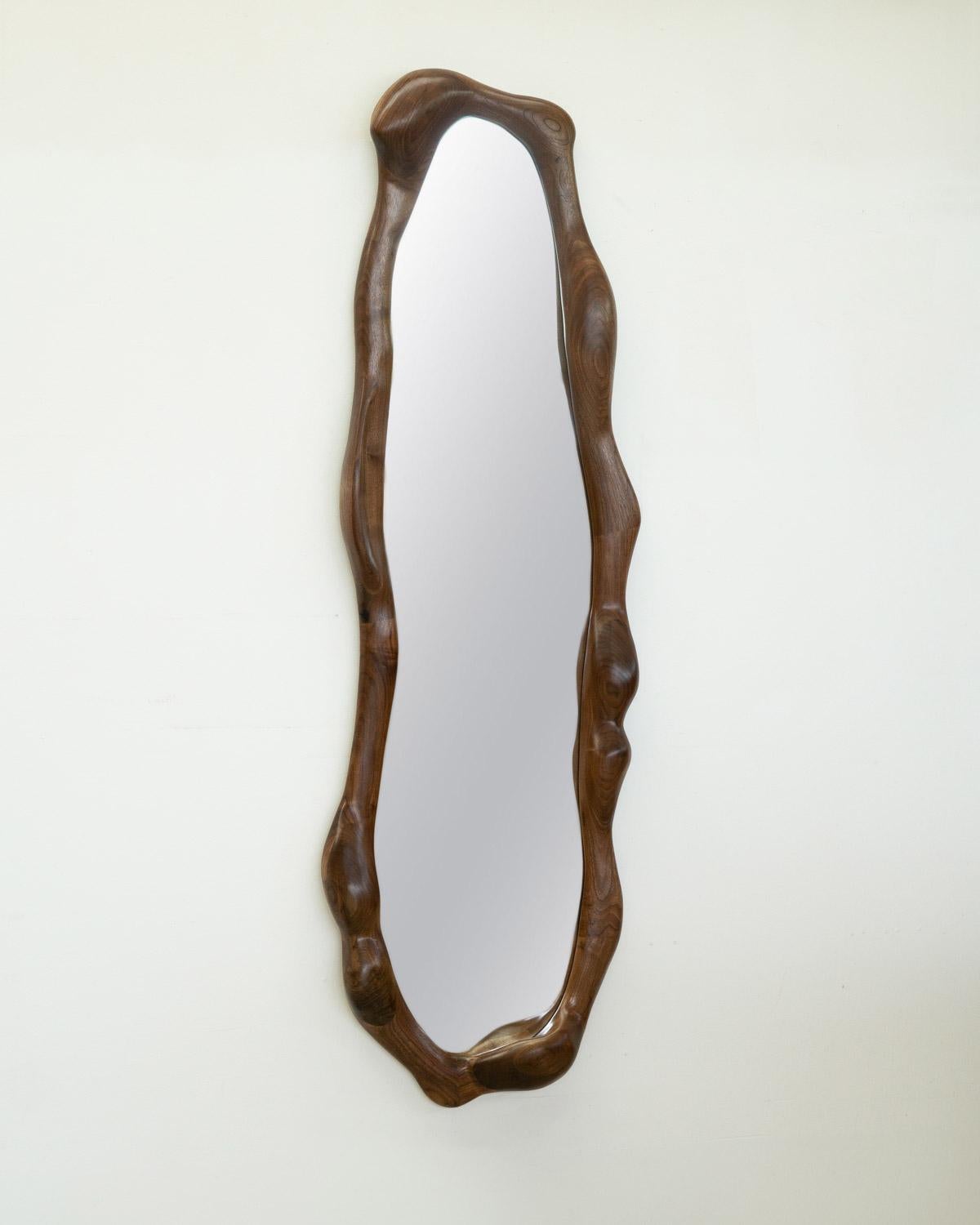 Sculptural Wavy Mirror in Walnut Wood (Spiegel) im Angebot