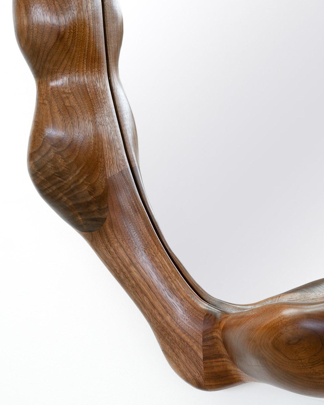 Sculptural Wavy Mirror in Walnut Wood im Zustand „Neu“ im Angebot in Waiblingen, BW