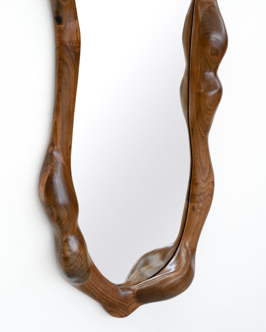 Sculptural Wavy Mirror in Walnut Wood (21. Jahrhundert und zeitgenössisch) im Angebot