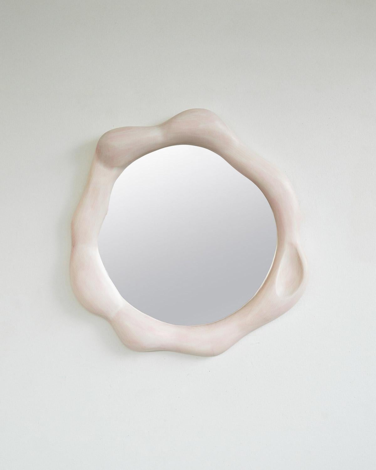 Le cadre du miroir est fabriqué en bois d'érable blanchi et façonné à l'aide de divers outils manuels, ce qui confère à chaque pièce une forme unique. Le cadre du miroir est peint à la main avec des couleurs de teinture de bois.

Le miroir est fixé