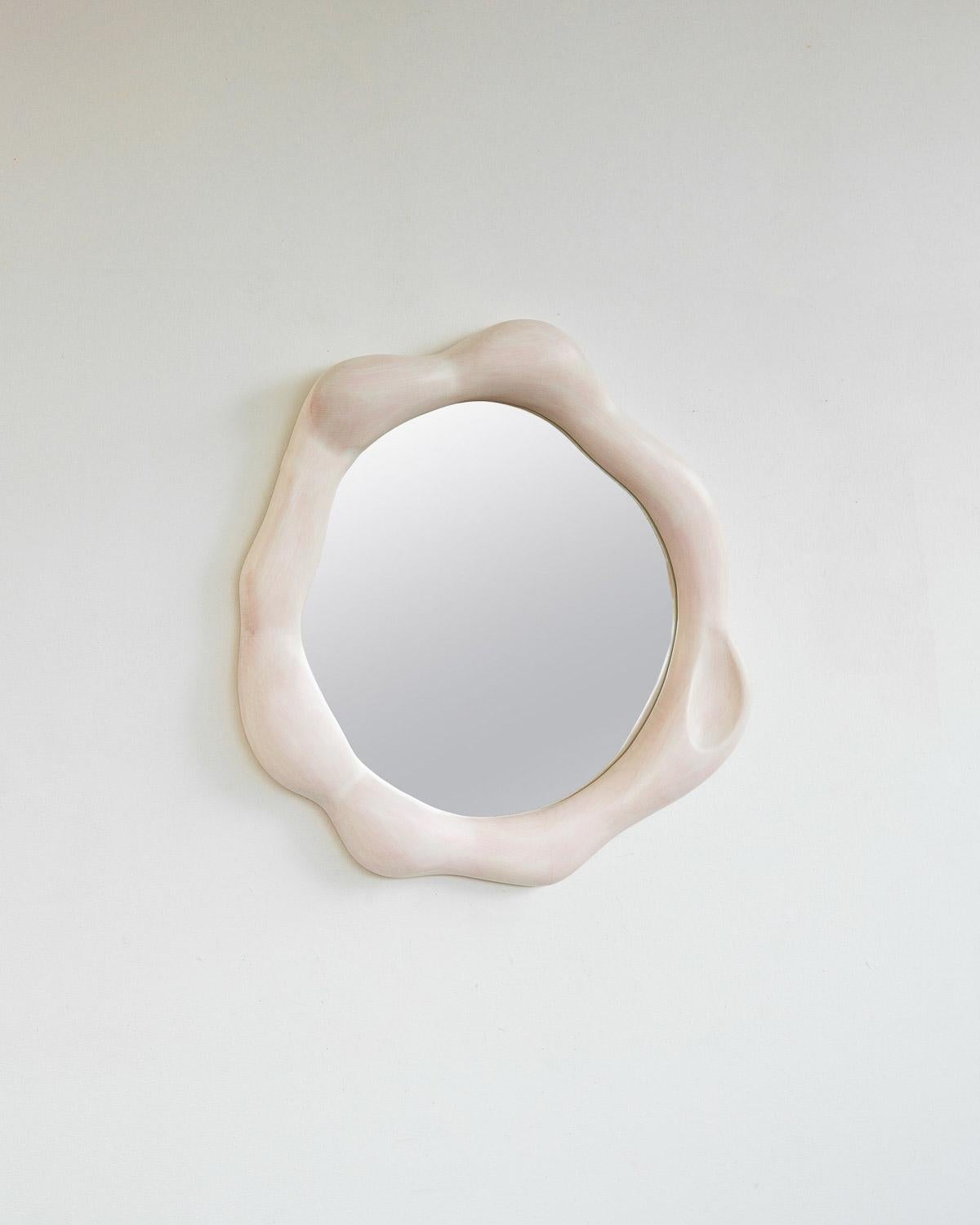 Organique Miroir ondulé sculptural en bois d'érable - peint avec de la teinture pour bois en vente